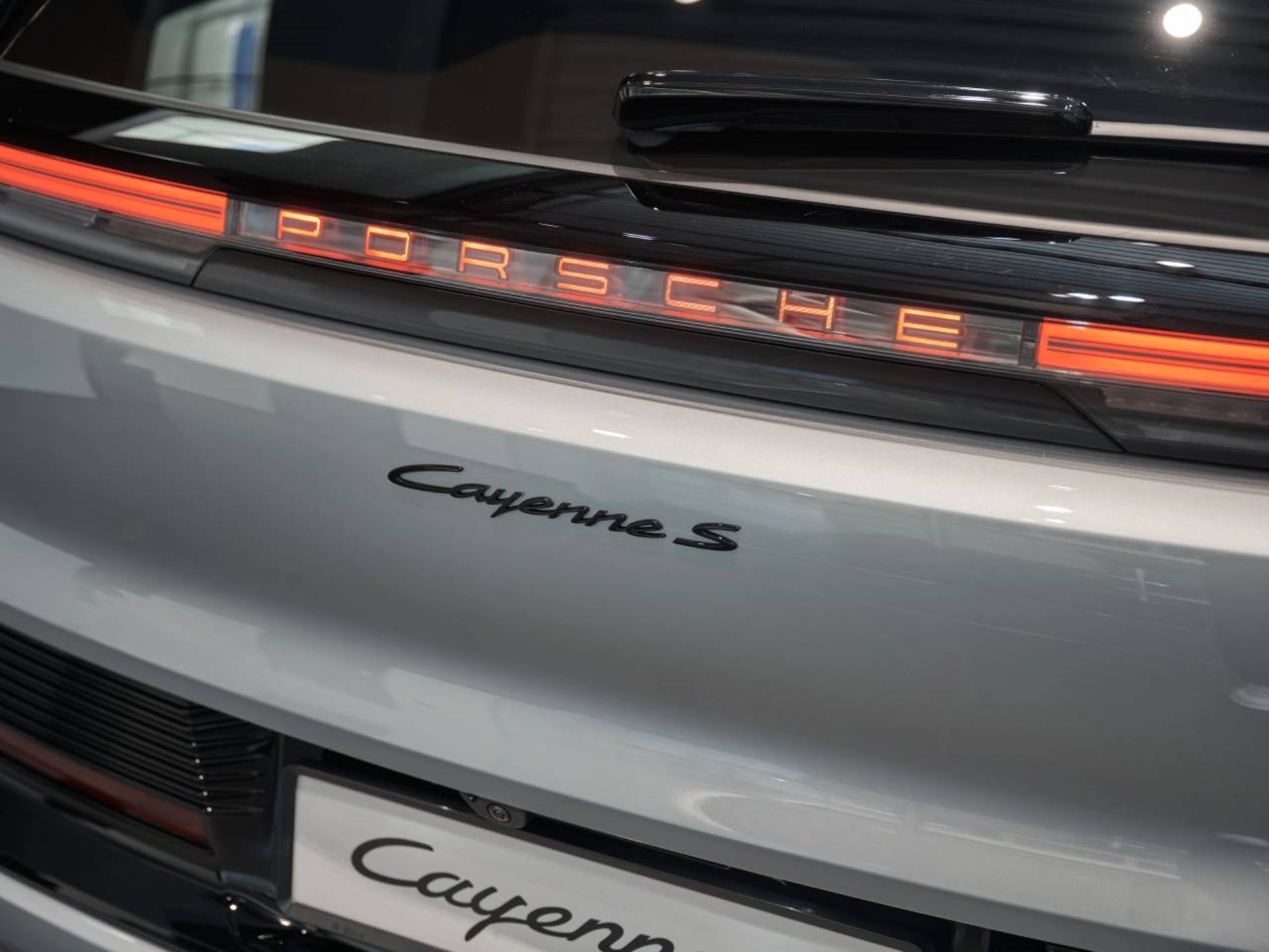 PORSCHE Cayenne S Electric-image-28