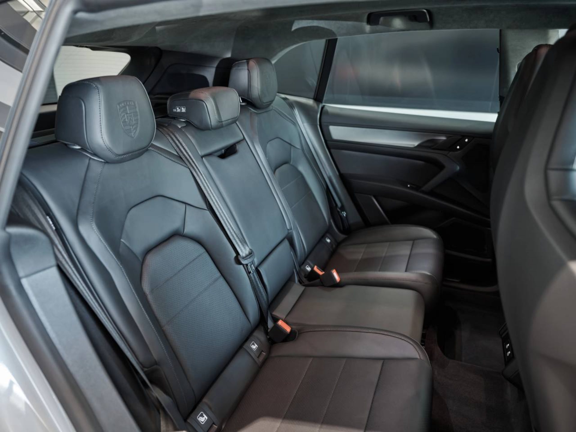 PORSCHE Cayenne S Electric-image-19