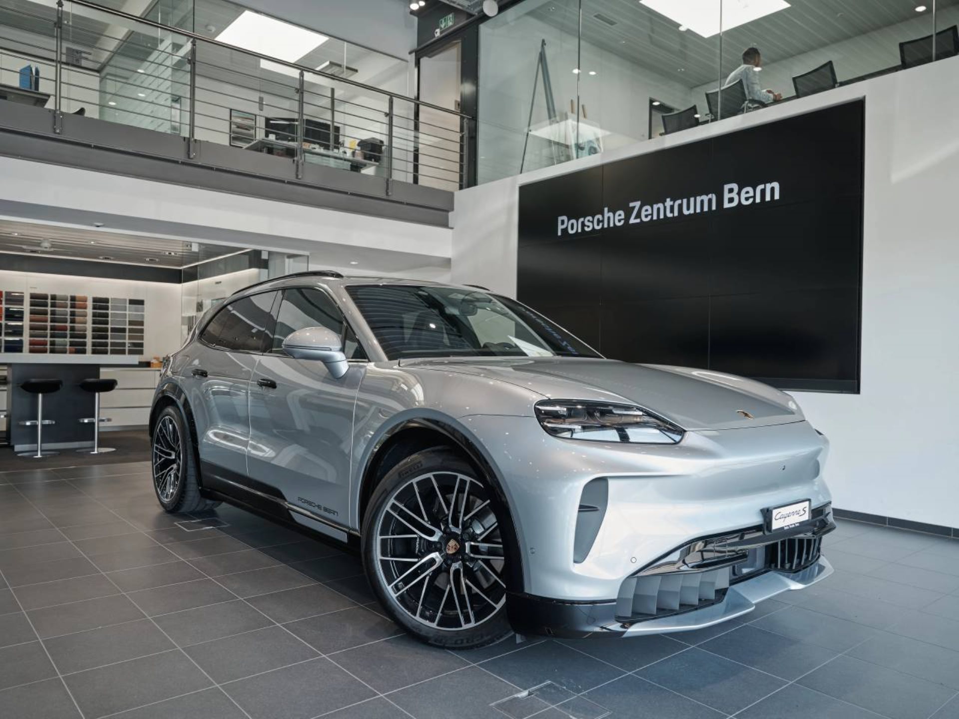PORSCHE Cayenne S Electric-image-0