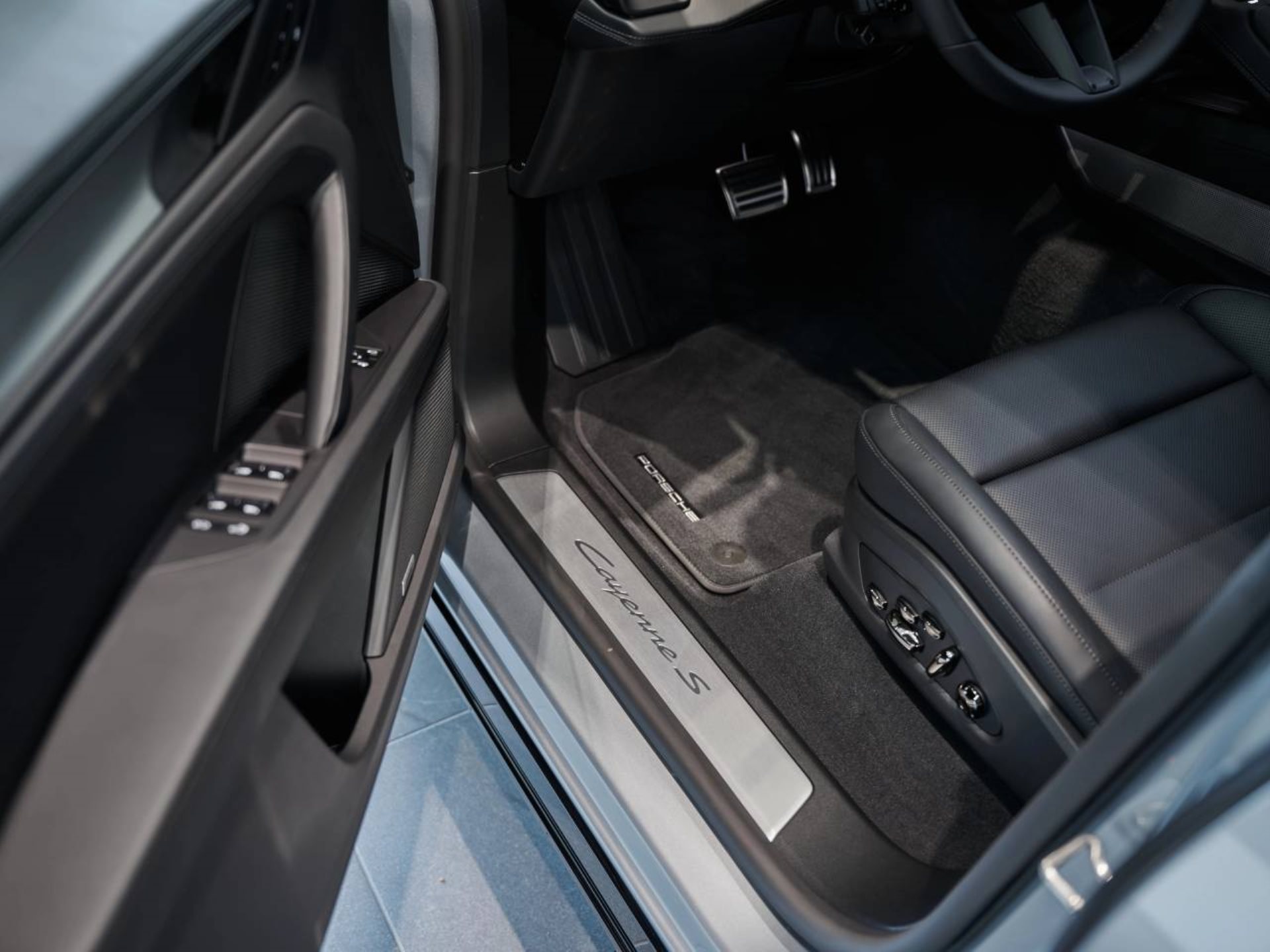 PORSCHE Cayenne S Electric-image-21