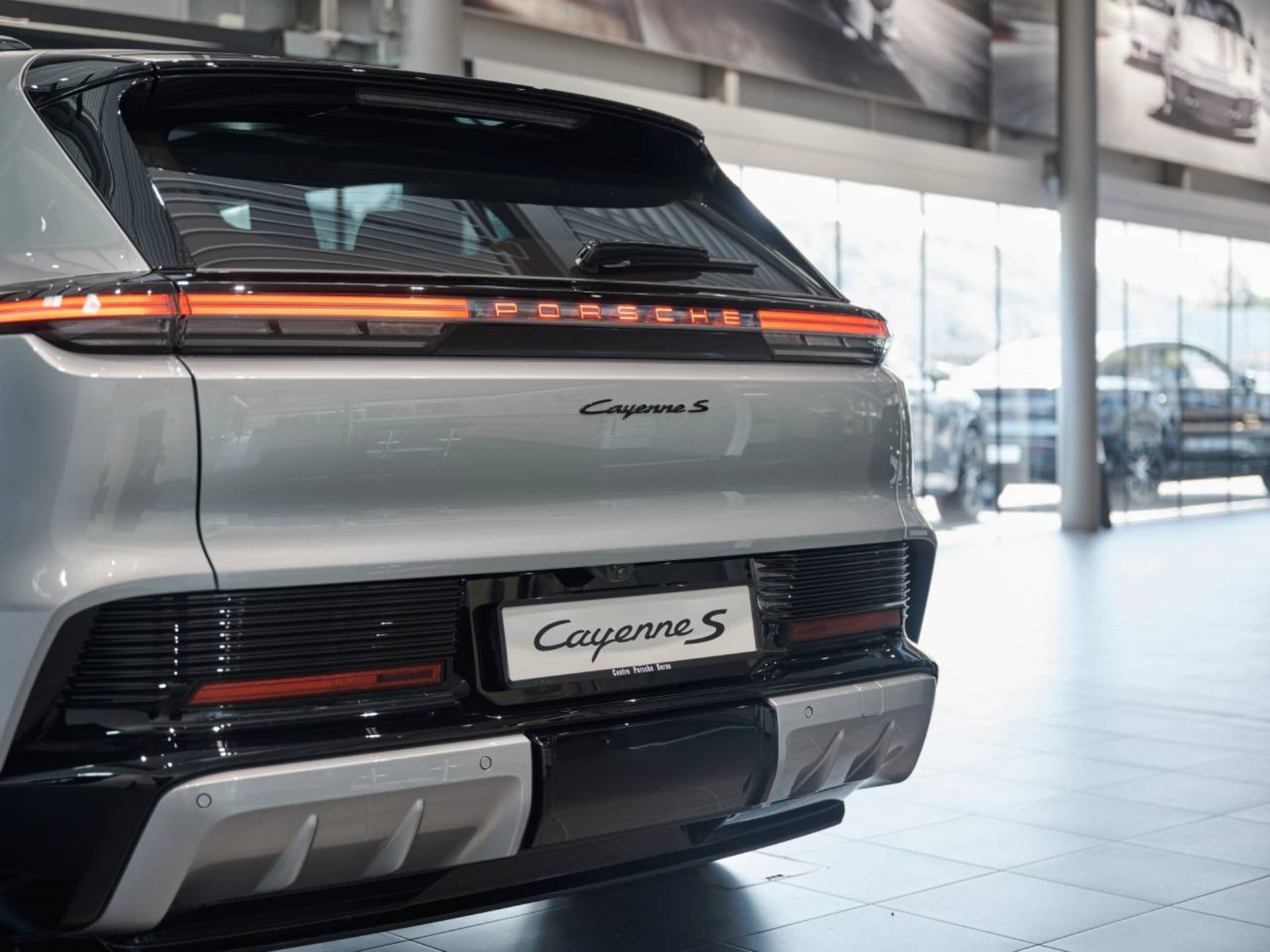PORSCHE Cayenne S Electric-image-27