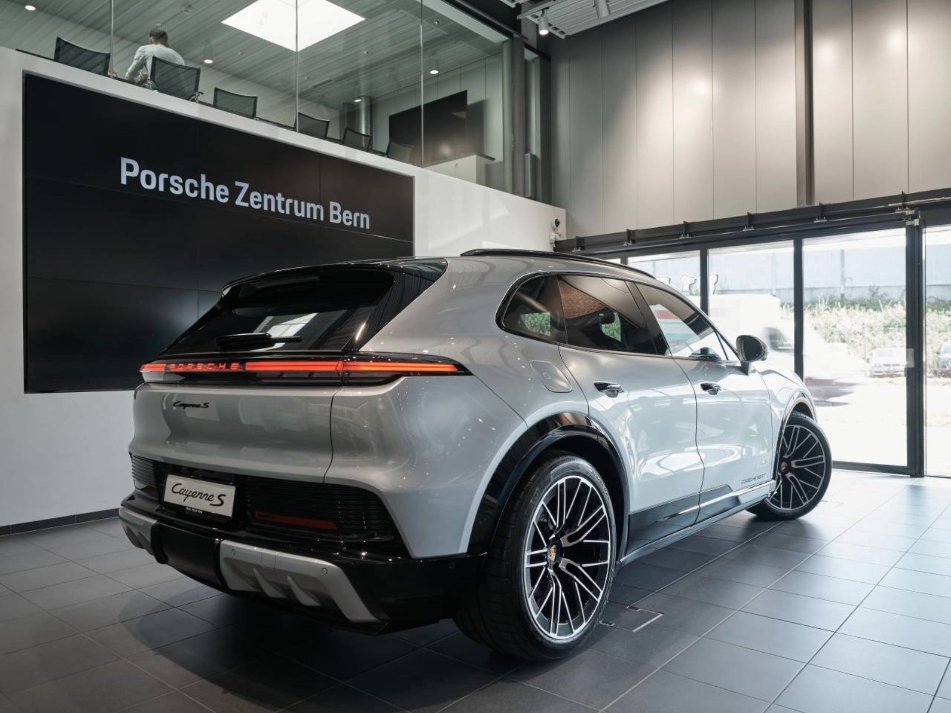 PORSCHE Cayenne S Electric-image-2