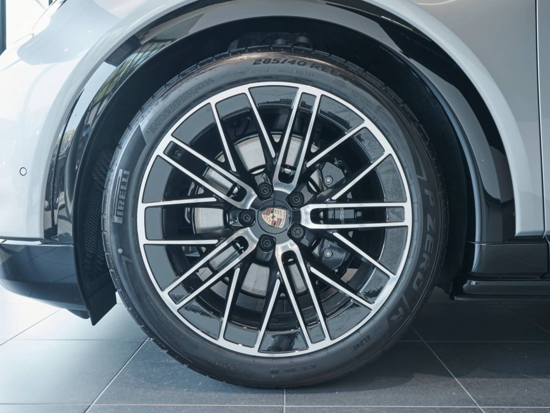 PORSCHE Cayenne S Electric-image-31