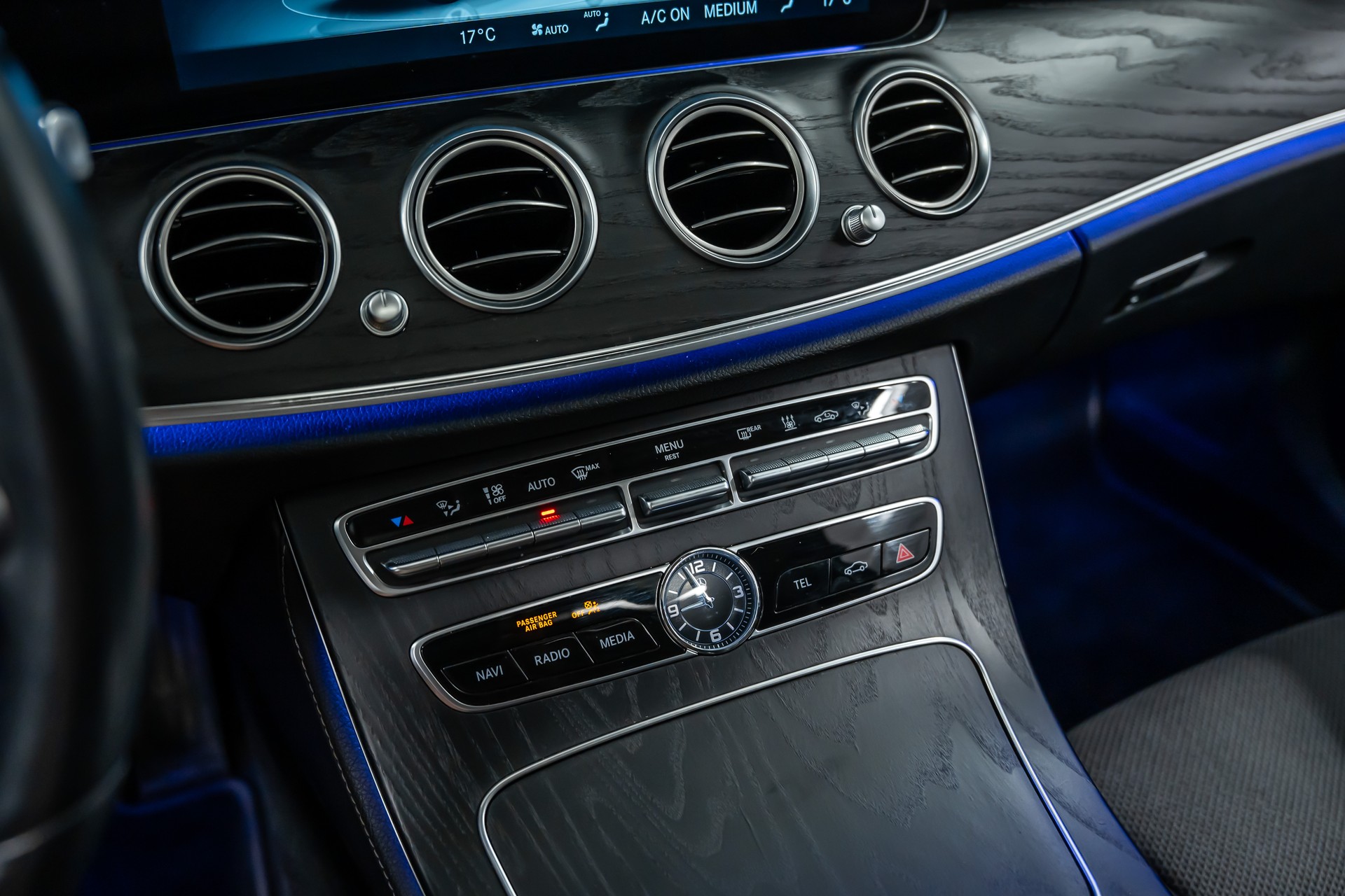 MERCEDES-BENZ E 300 de Avantgarde 9G-Tronic *Panorama*Head-Up*Fahrassist*360°*-image-22