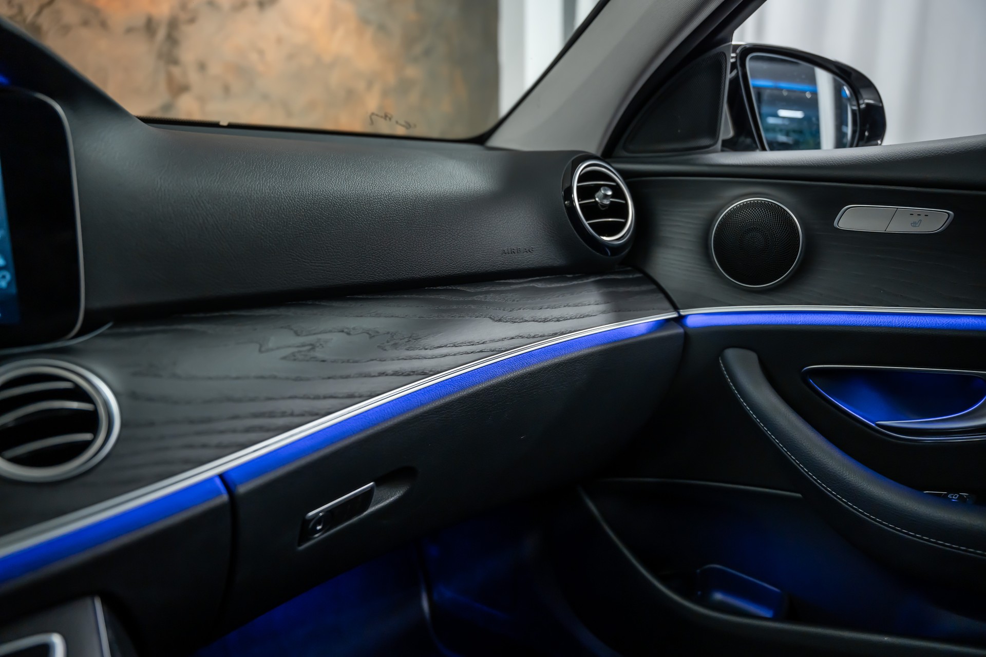 MERCEDES-BENZ E 300 de Avantgarde 9G-Tronic *Panorama*Head-Up*Fahrassist*360°*-image-24