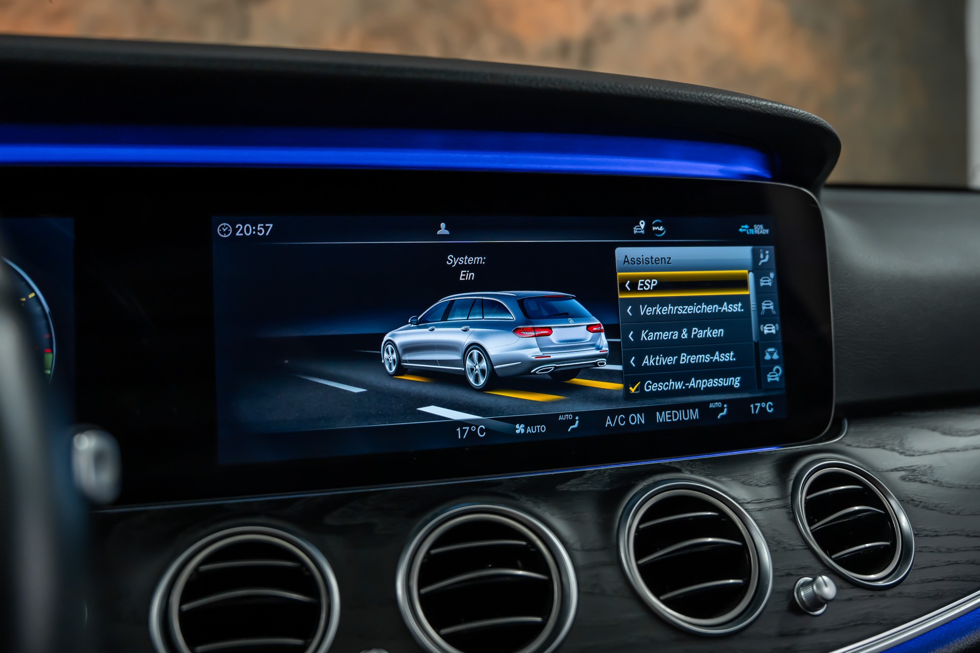 MERCEDES-BENZ E 300 de Avantgarde 9G-Tronic *Panorama*Head-Up*Fahrassist*360°*-image-27