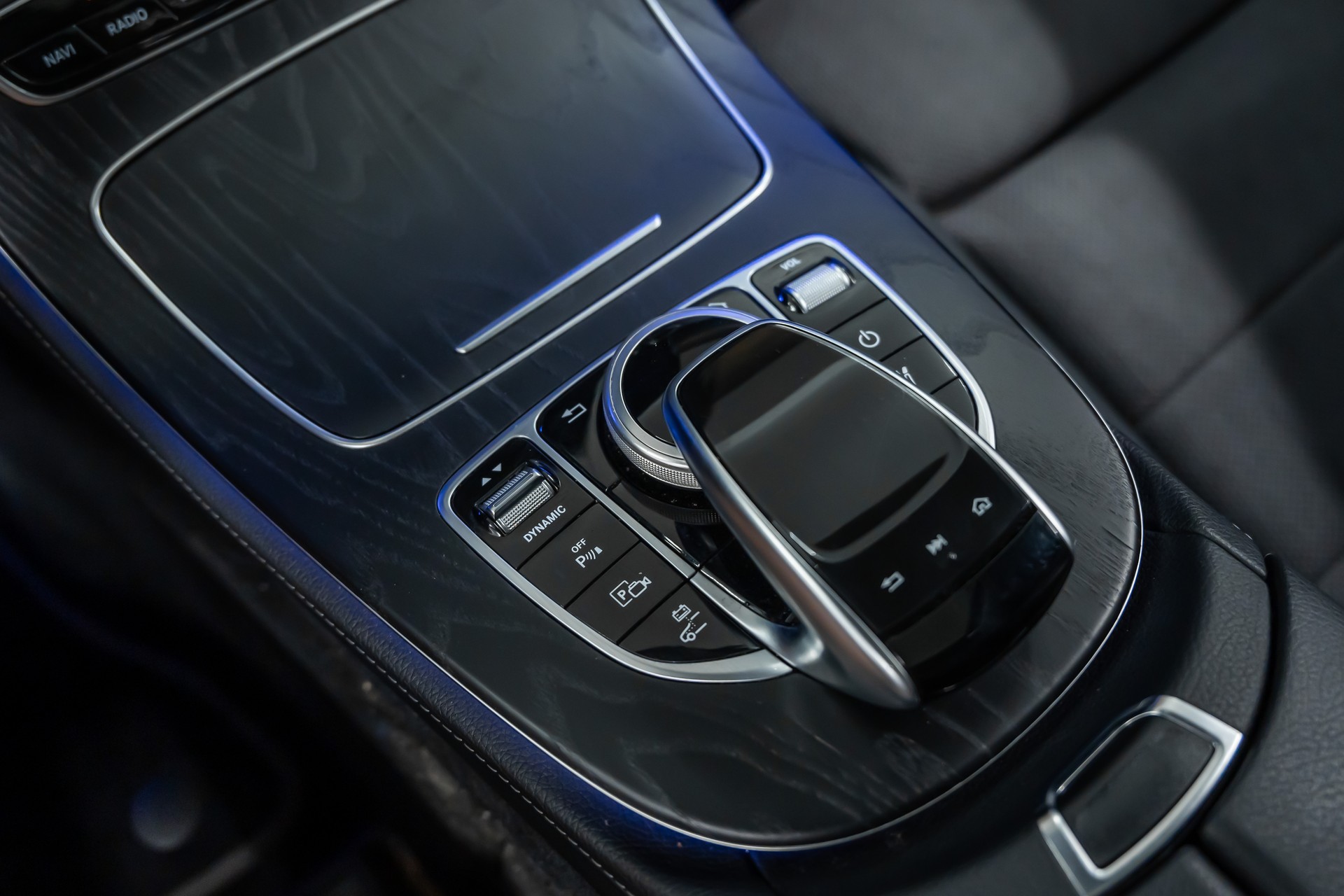 MERCEDES-BENZ E 300 de Avantgarde 9G-Tronic *Panorama*Head-Up*Fahrassist*360°*-image-23