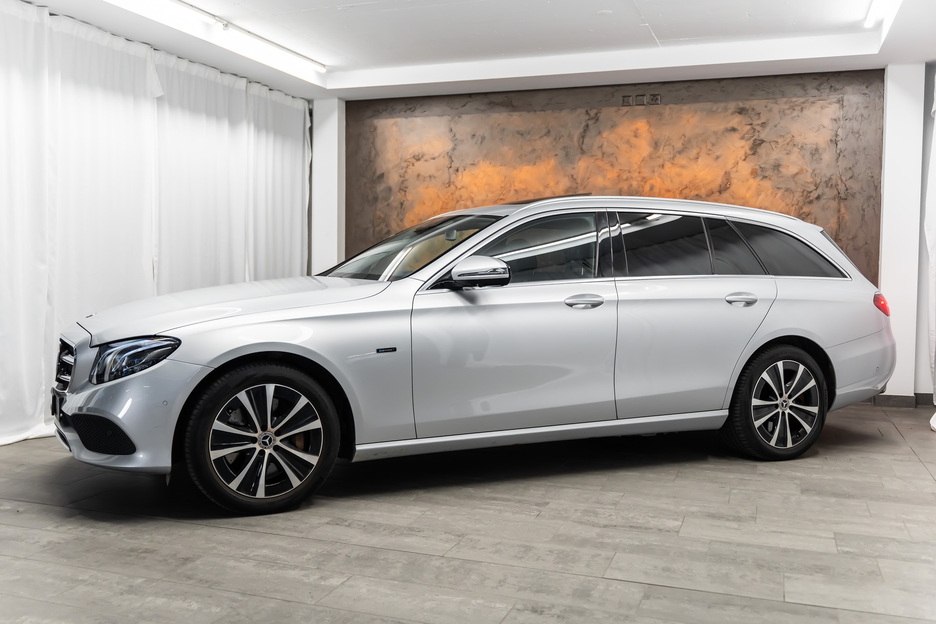 MERCEDES-BENZ E 300 de Avantgarde 9G-Tronic *Panorama*Head-Up*Fahrassist*360°*-image-4