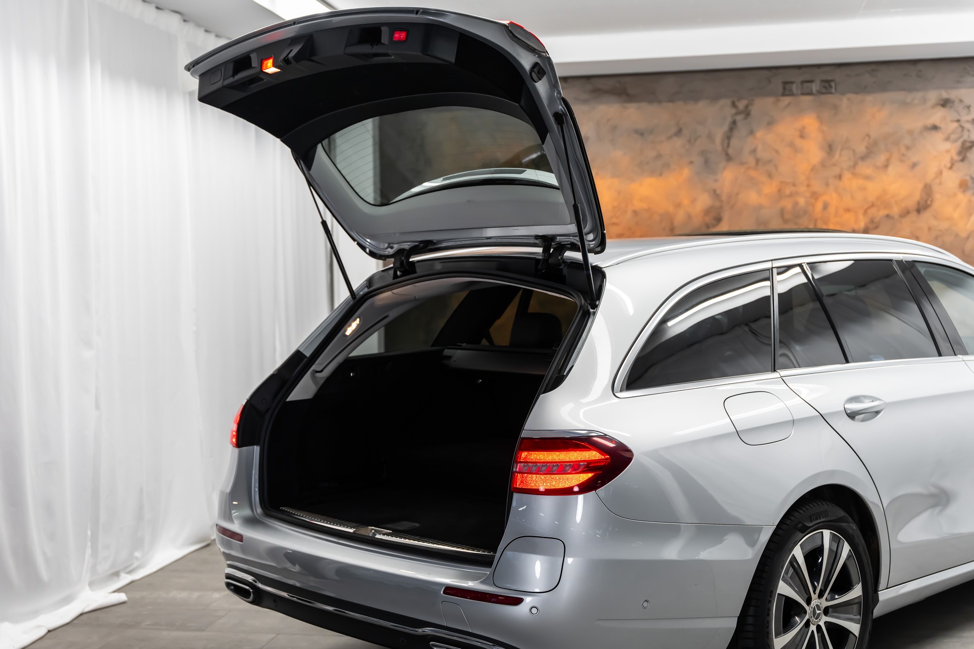 MERCEDES-BENZ E 300 de Avantgarde 9G-Tronic *Panorama*Head-Up*Fahrassist*360°*-image-8