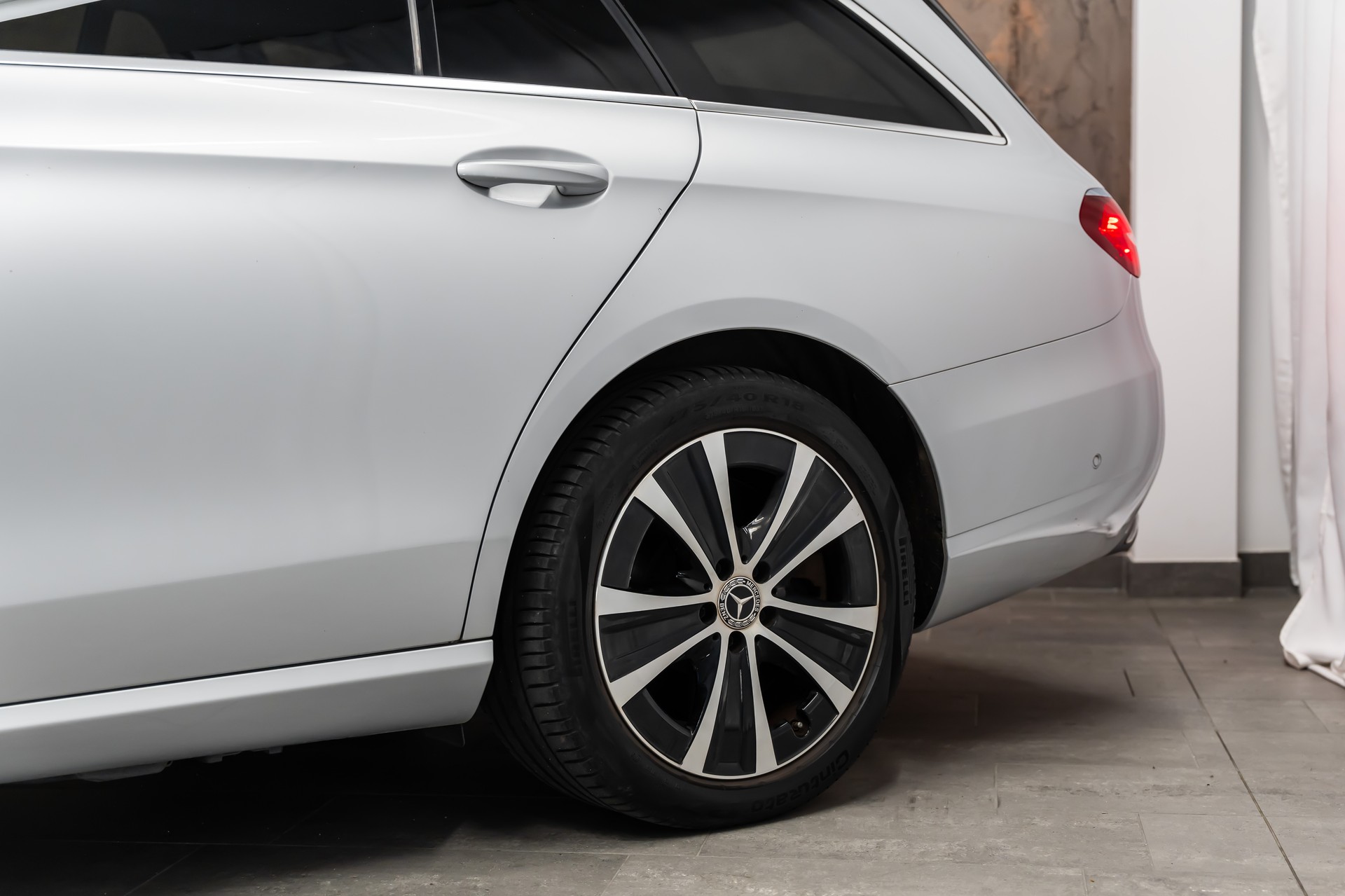 MERCEDES-BENZ E 300 de Avantgarde 9G-Tronic *Panorama*Head-Up*Fahrassist*360°*-image-2