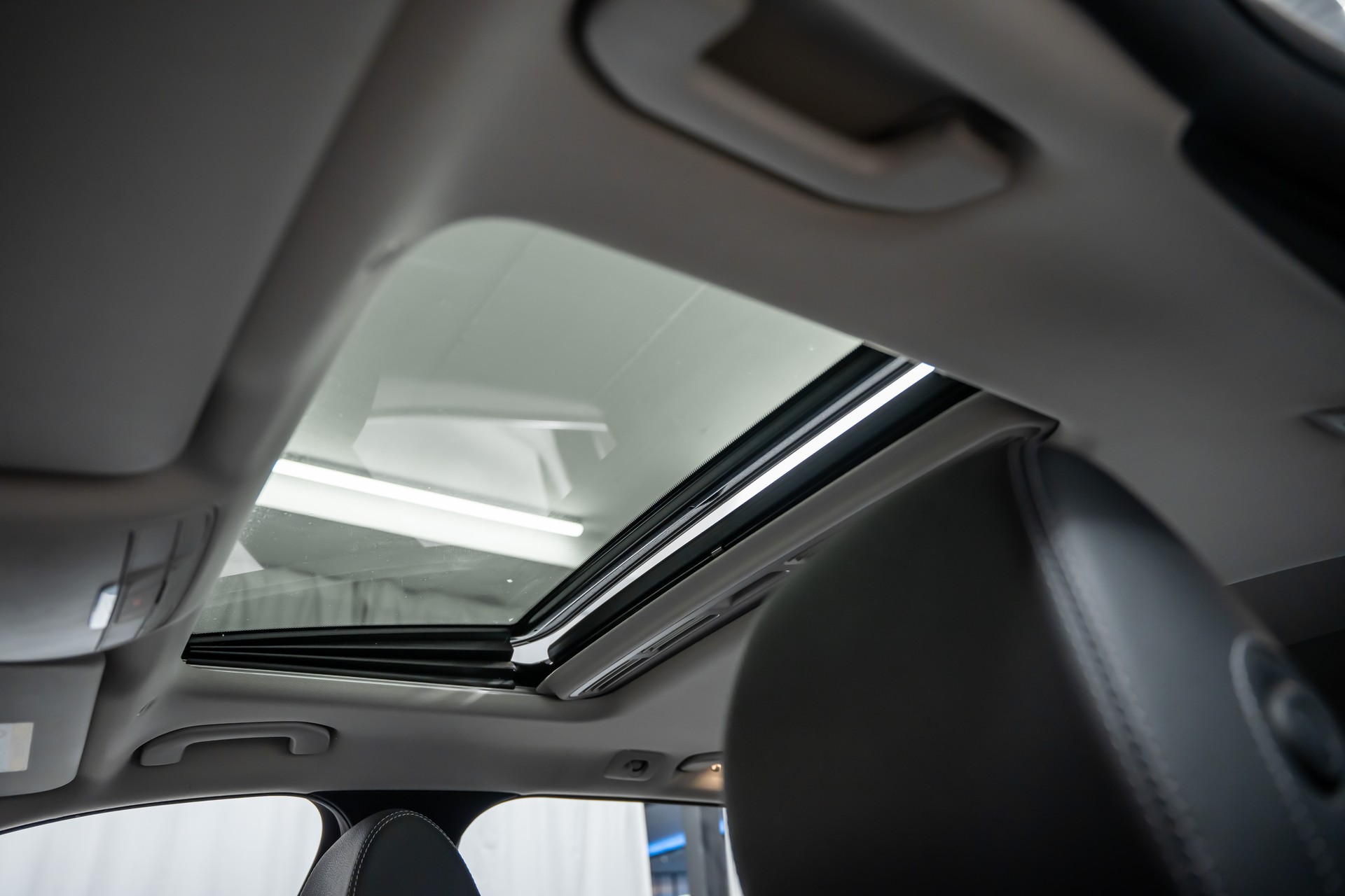 MERCEDES-BENZ E 300 de Avantgarde 9G-Tronic *Panorama*Head-Up*Fahrassist*360°*-image-18