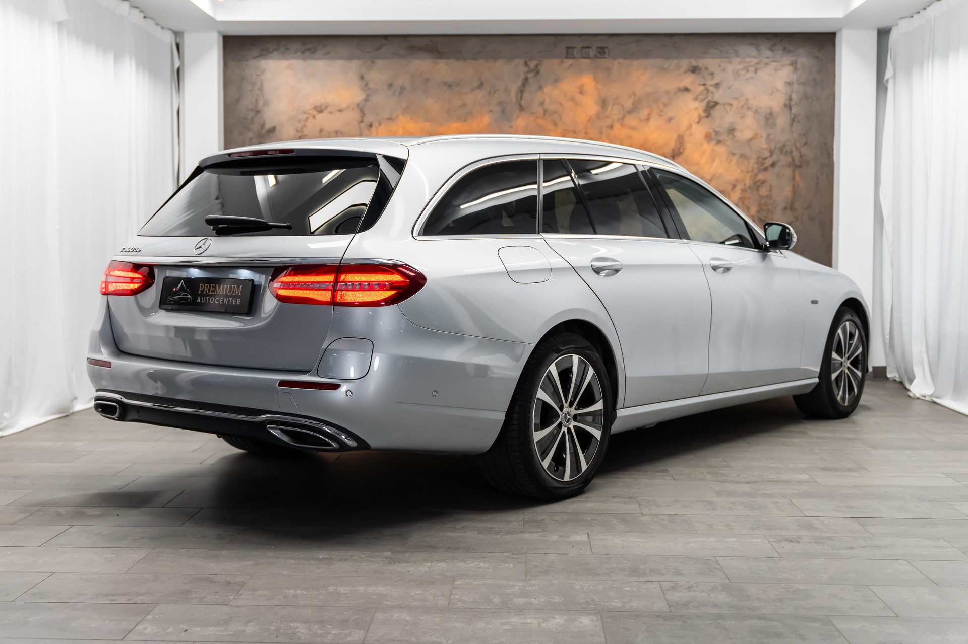 MERCEDES-BENZ E 300 de Avantgarde 9G-Tronic *Panorama*Head-Up*Fahrassist*360°*-image-6