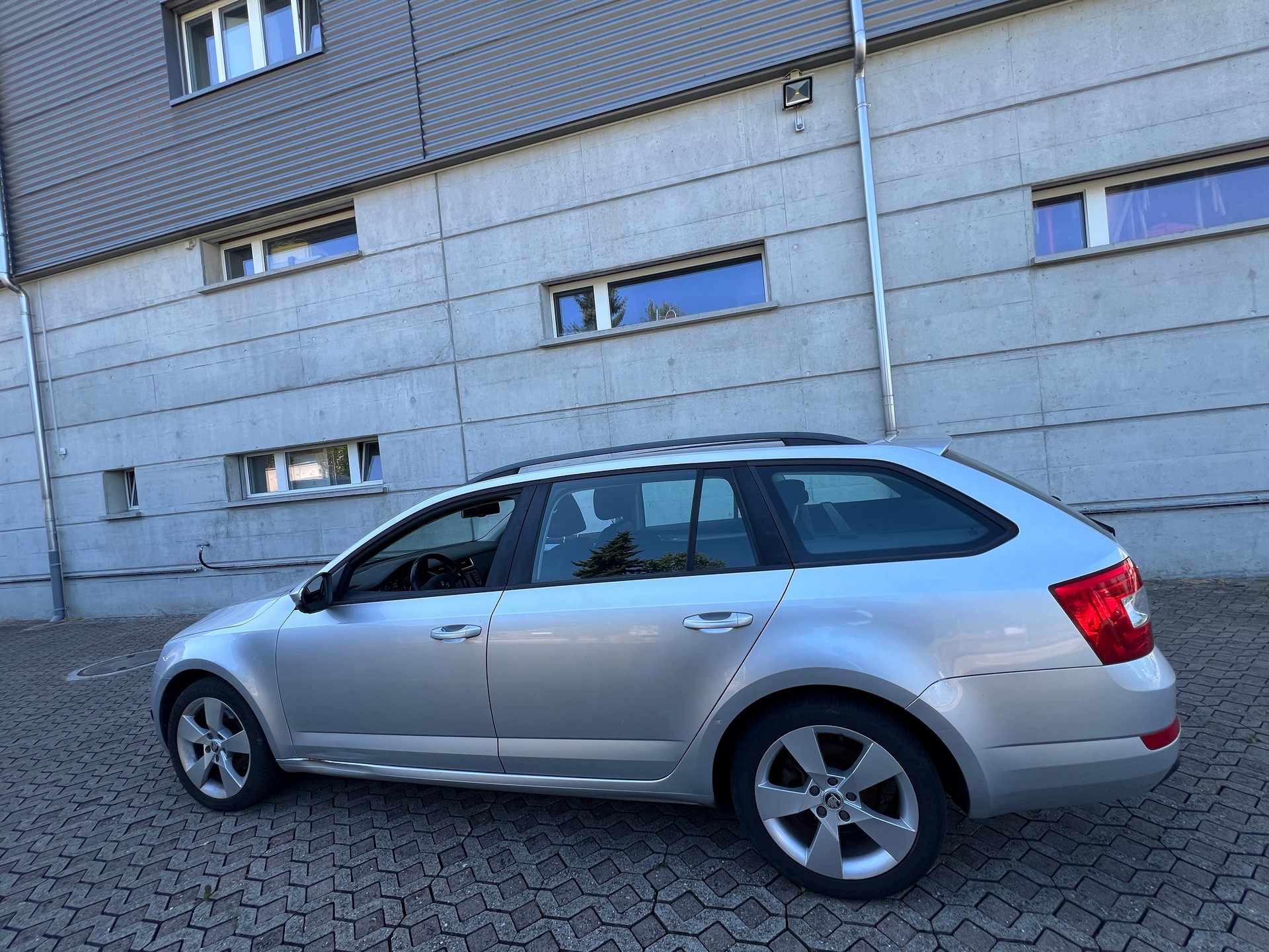 SKODA Octavia Combi 2.0 TDI Ambition 4x4 *TOP*-image-7