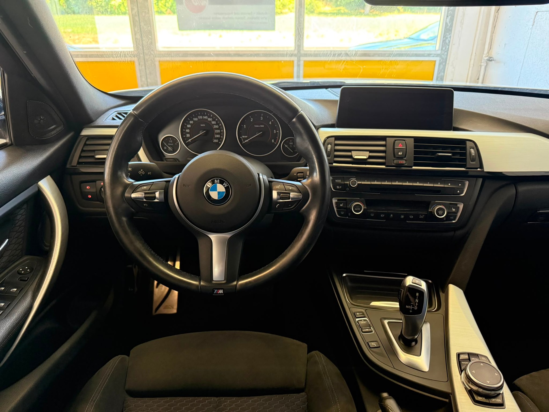 BMW 320d xDrive Touring Steptronic-image-9