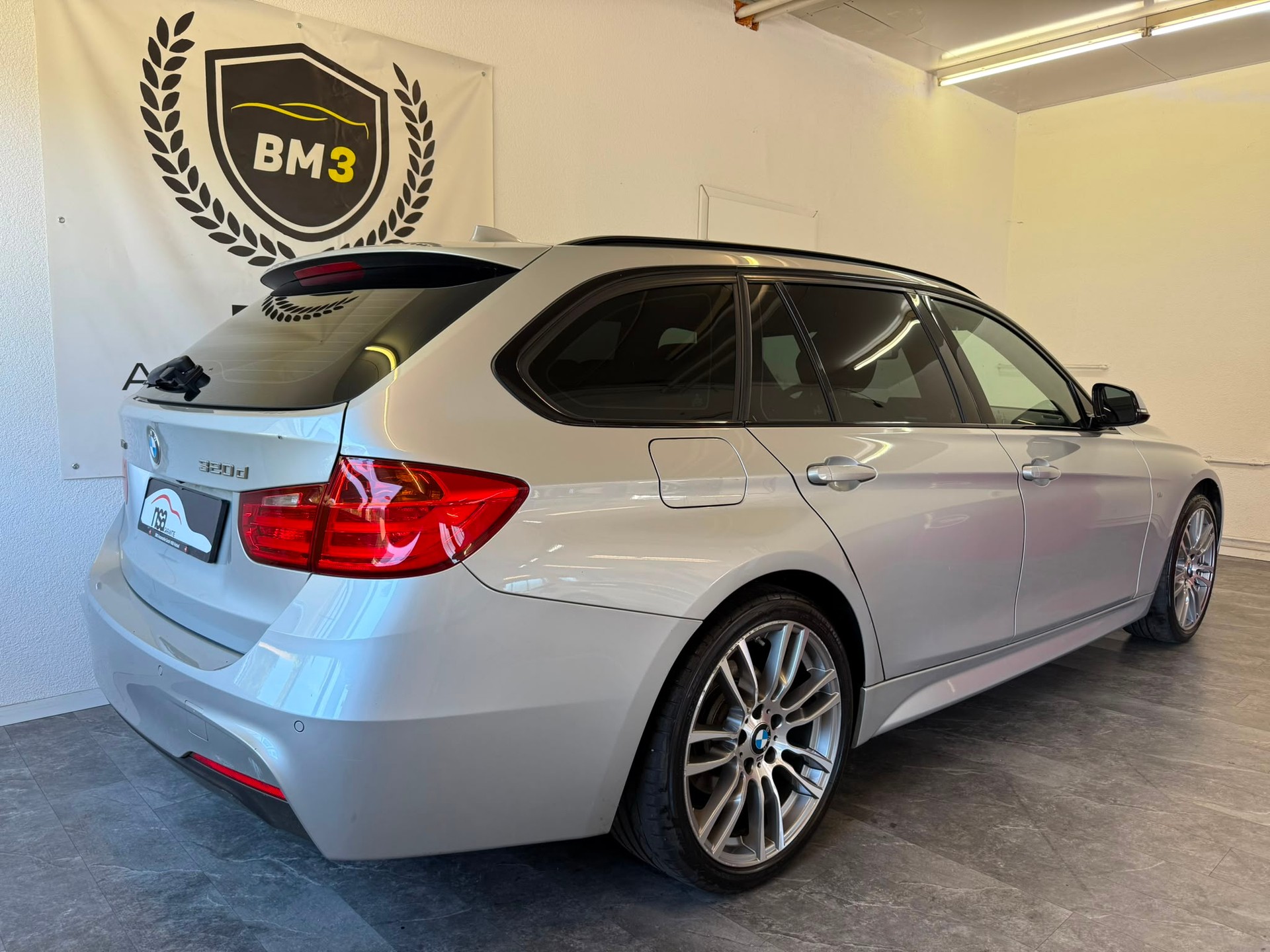 BMW 320d xDrive Touring Steptronic-image-5
