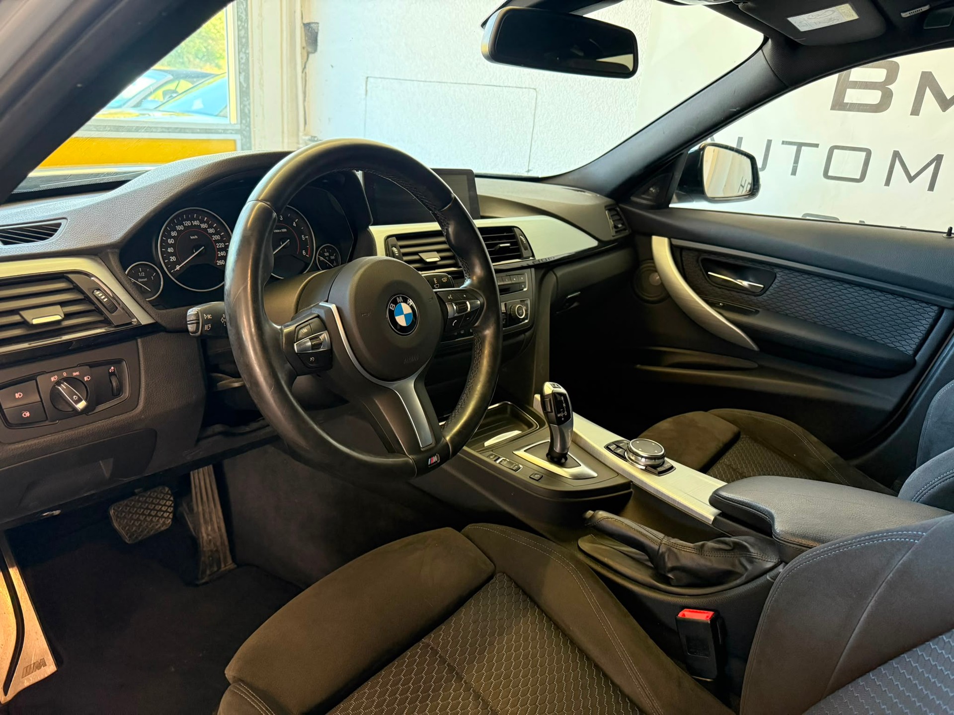 BMW 320d xDrive Touring Steptronic-image-8
