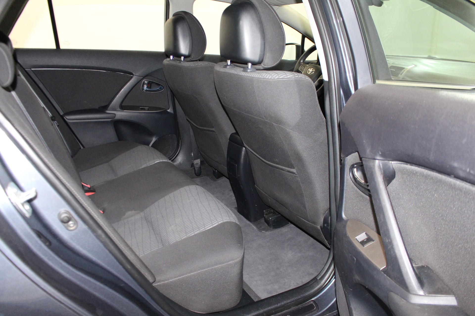 TOYOTA Avensis Wagon 2.0 VMa Luna MdS-image-9