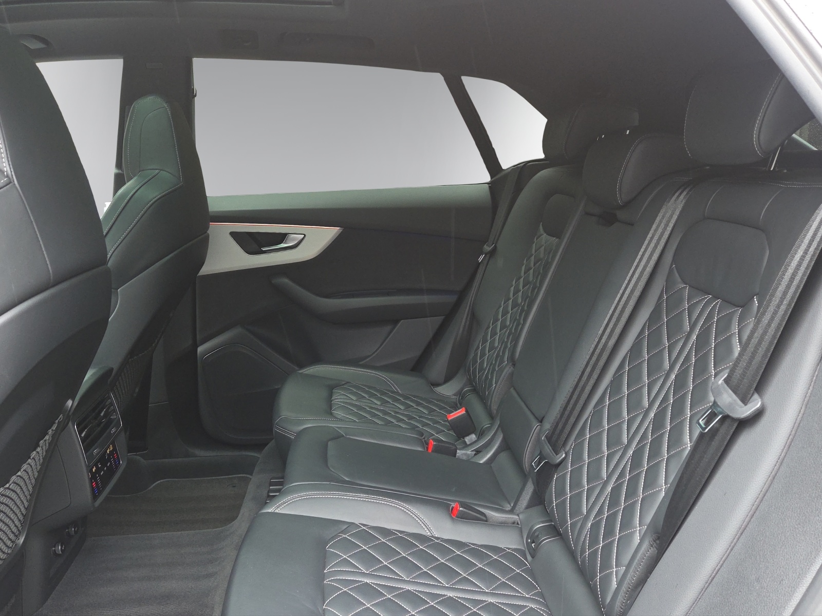 AUDI Q8 55 TFSI quattro tiptronic-image-16