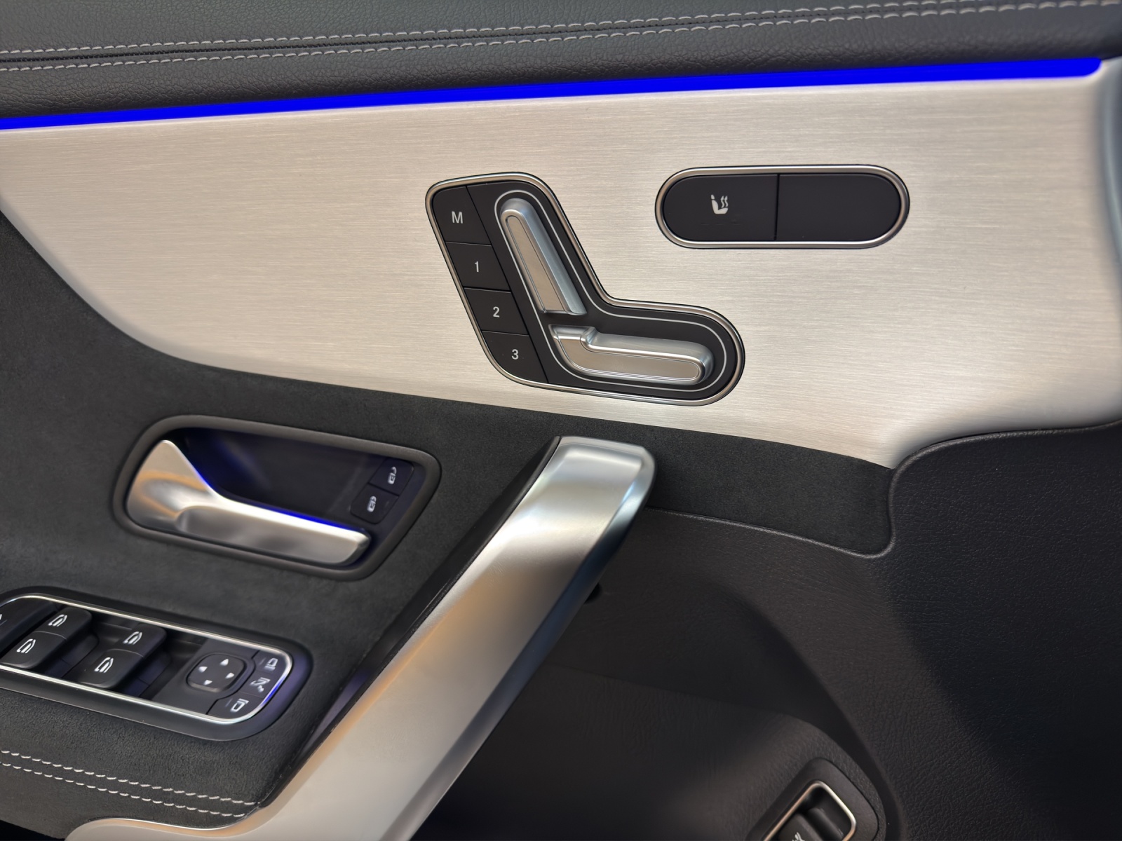 MERCEDES-BENZ CLA 200 - AMG / DISTRONIC / Rückfahrkamera / Soundsystem / Panorama-Dach-image-11