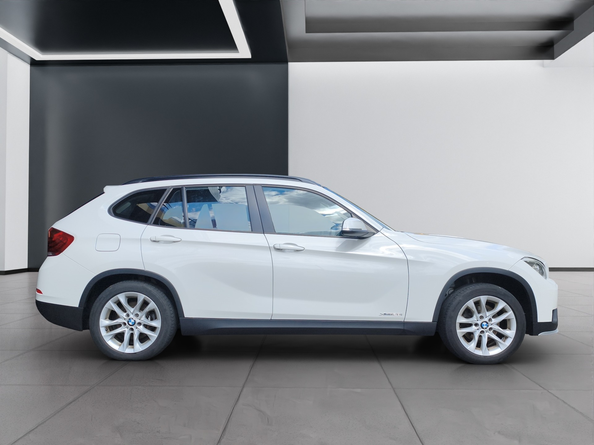 BMW X1 xDrive 20i Steptronic-image-5