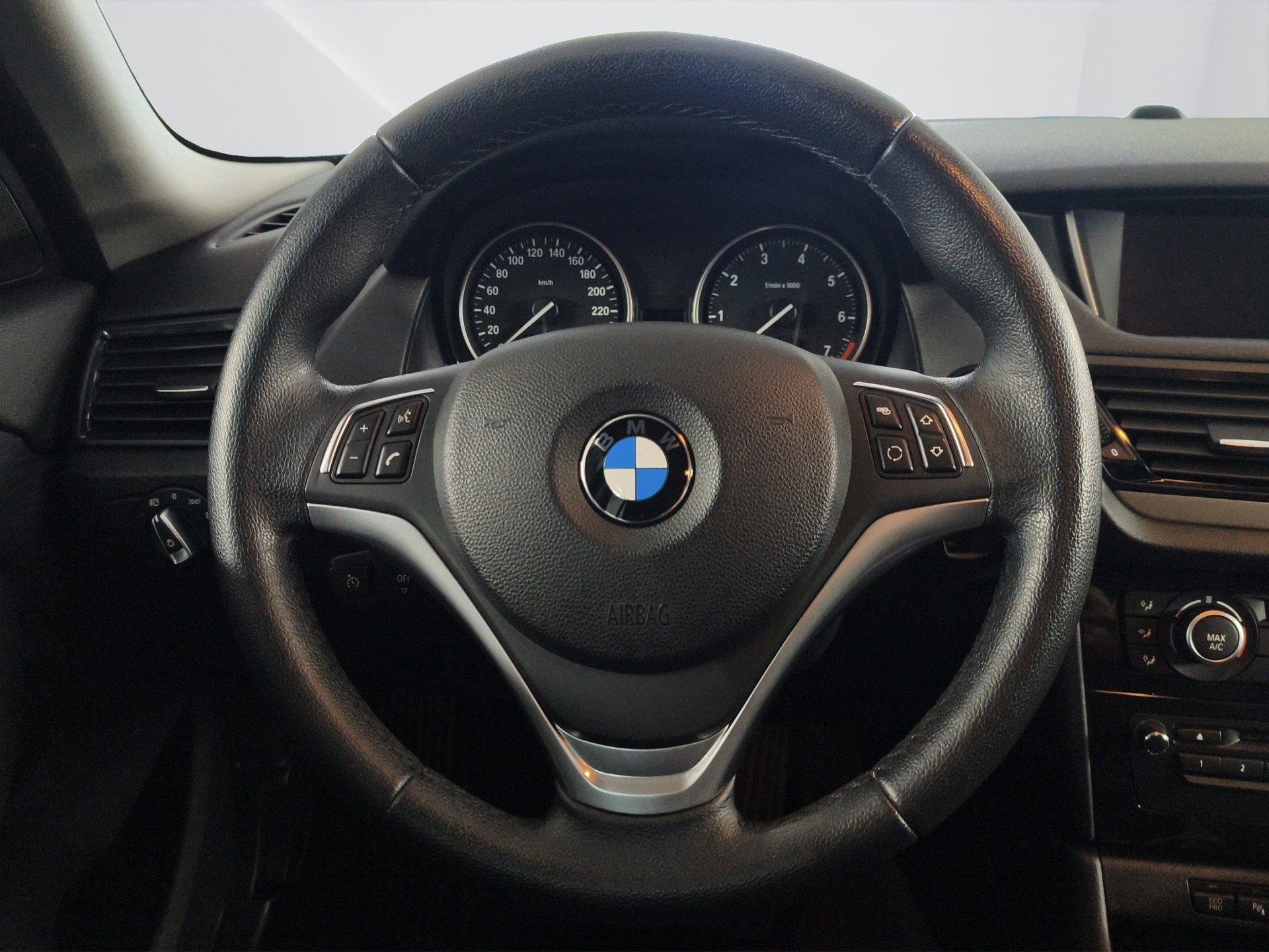 BMW X1 xDrive 20i Steptronic-image-11