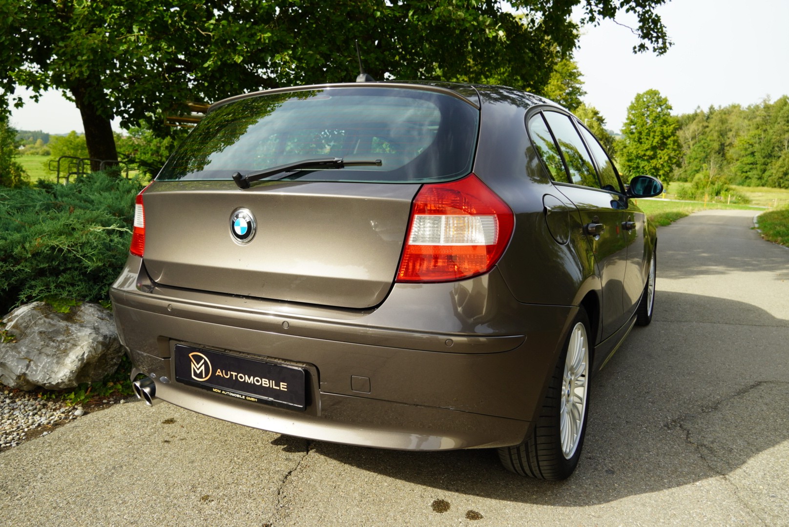 BMW 130i-showroom-element-3