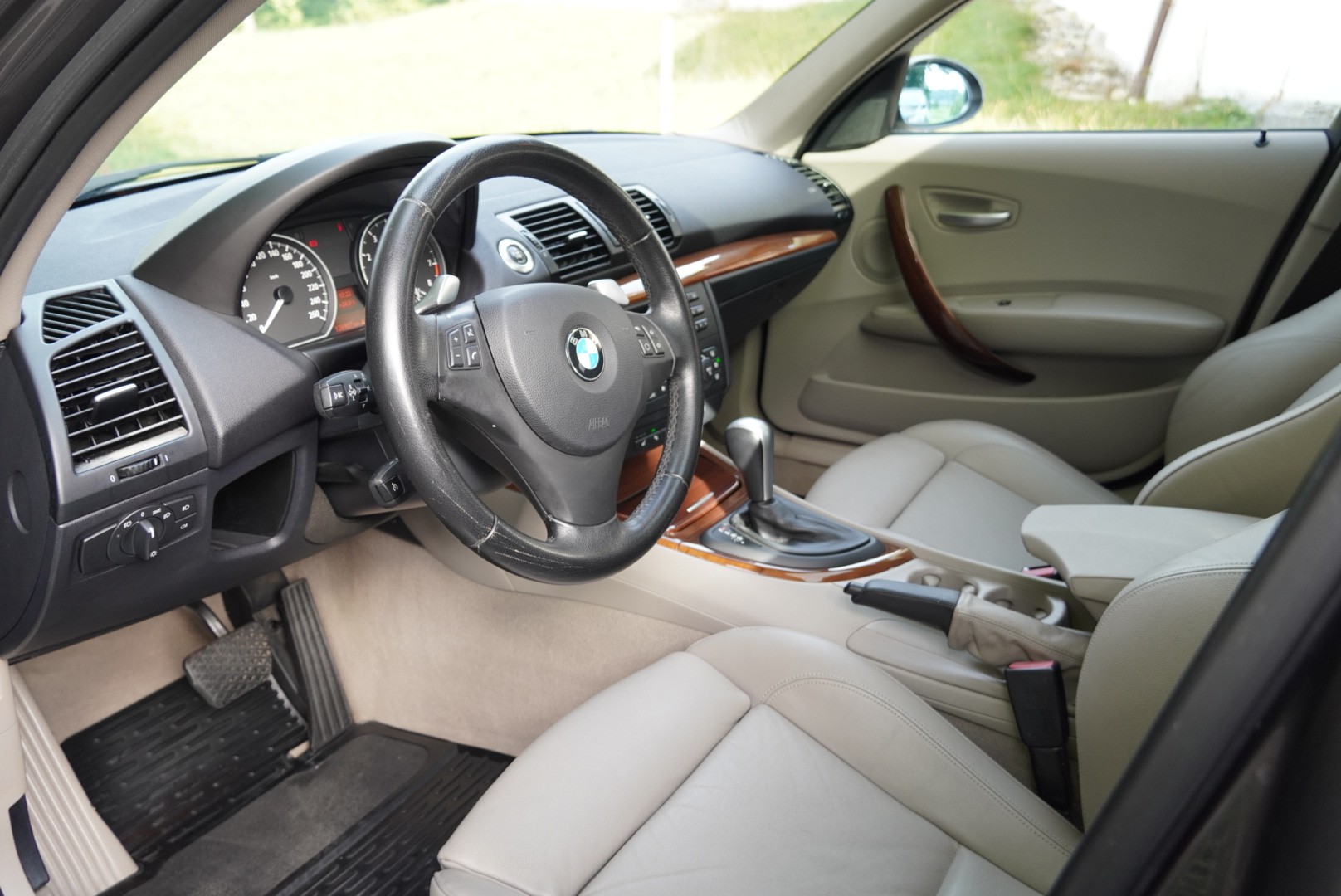 BMW 130i-image-5