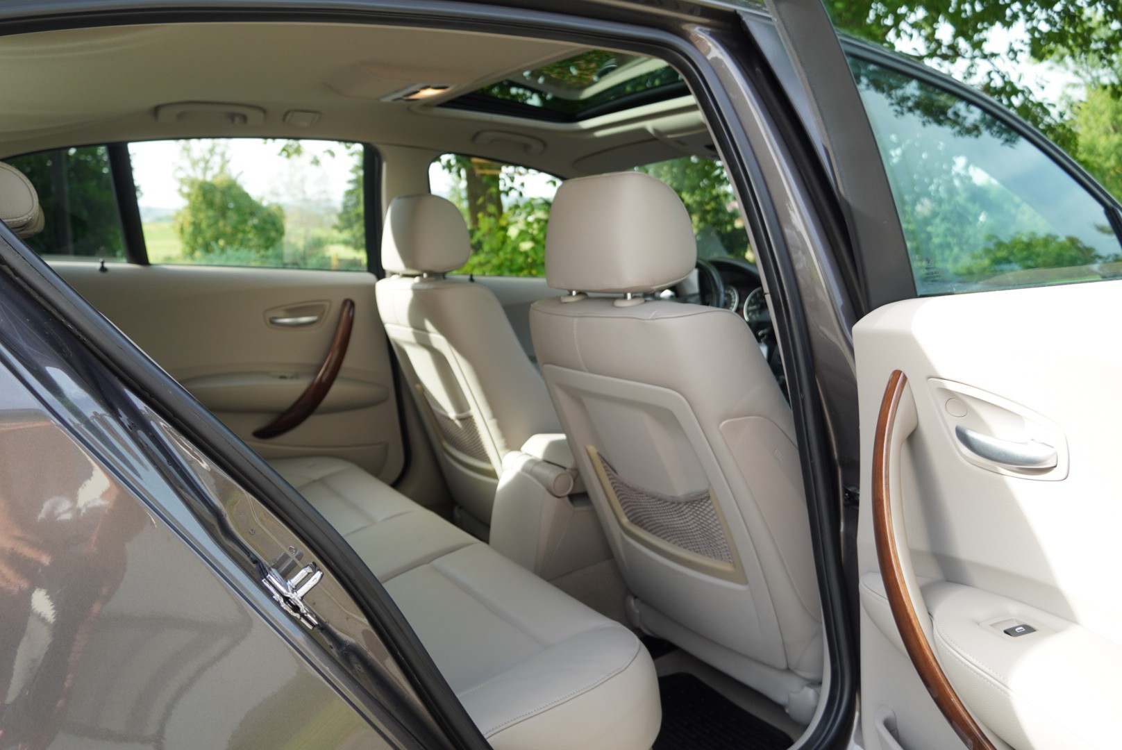 BMW 130i-image-9