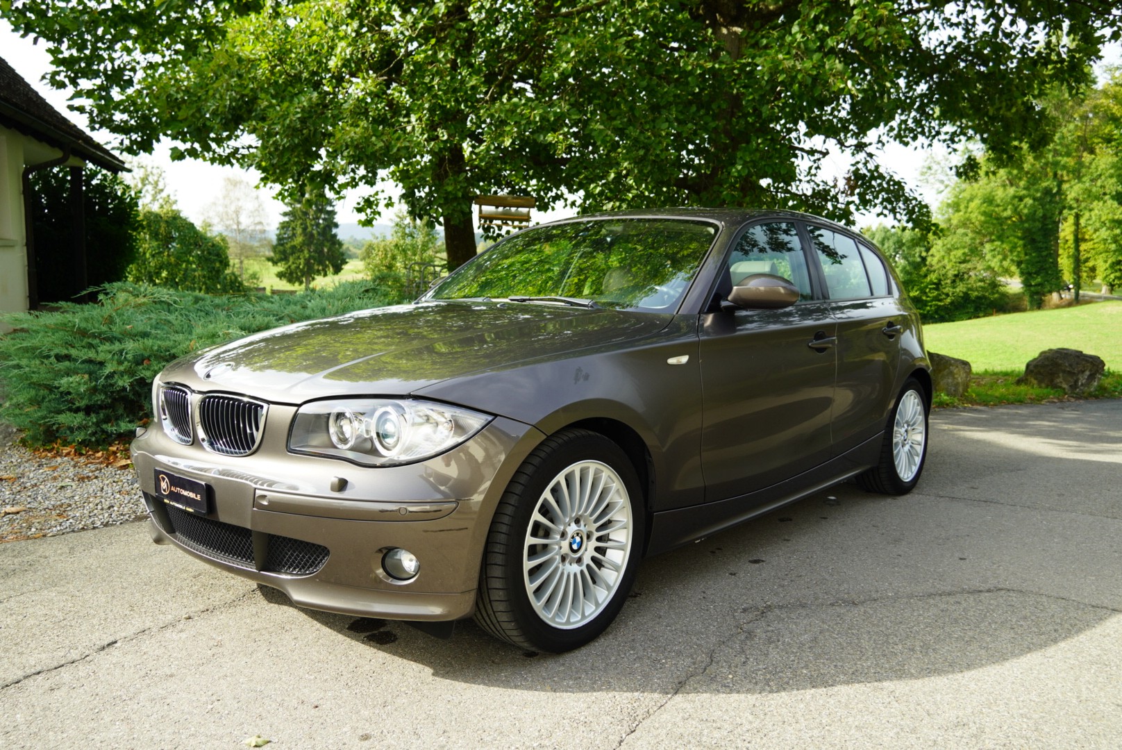 BMW 130i-showroom-element-1