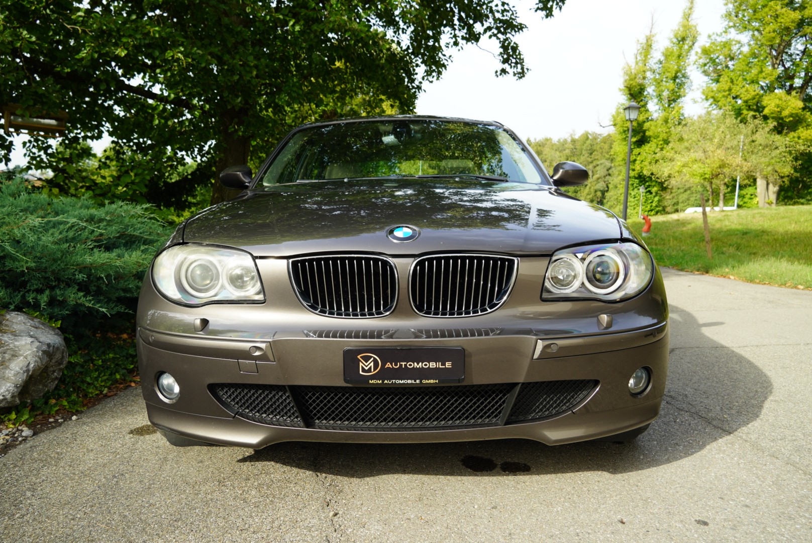BMW 130i-showroom-element-2