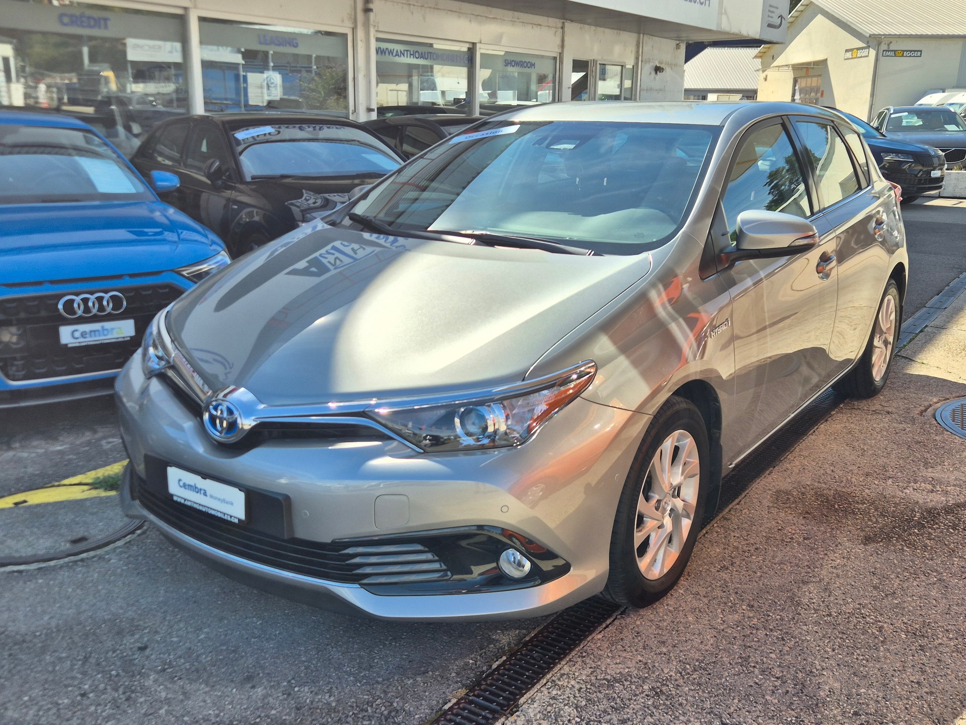 TOYOTA Auris 1.8 HSD Trend e-CVT-image-1