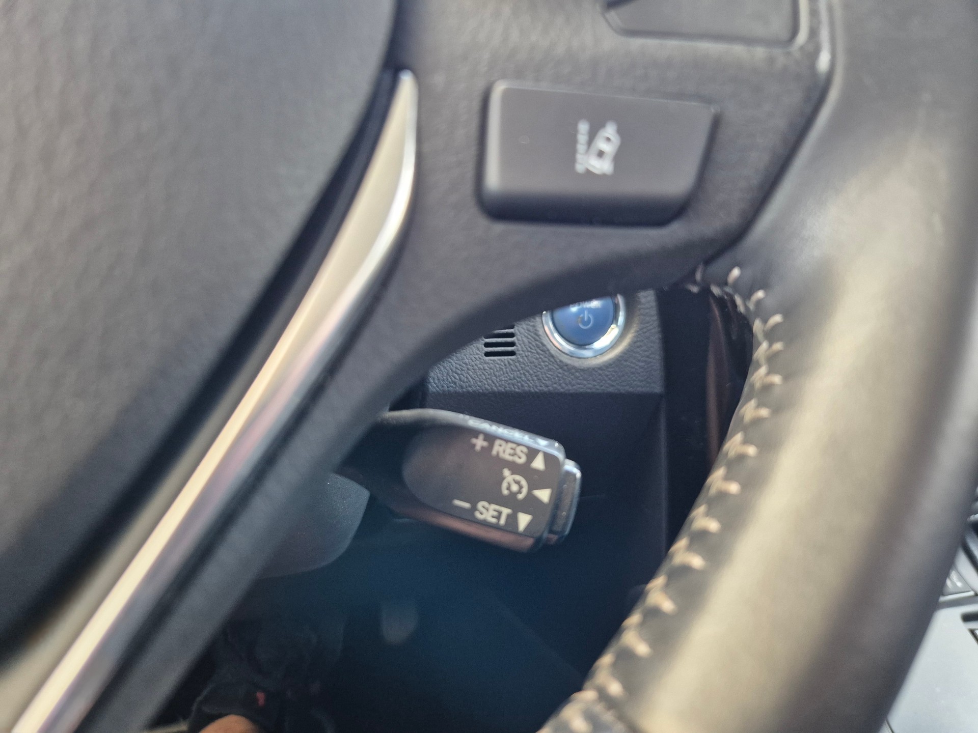 TOYOTA Auris 1.8 HSD Trend e-CVT-image-9