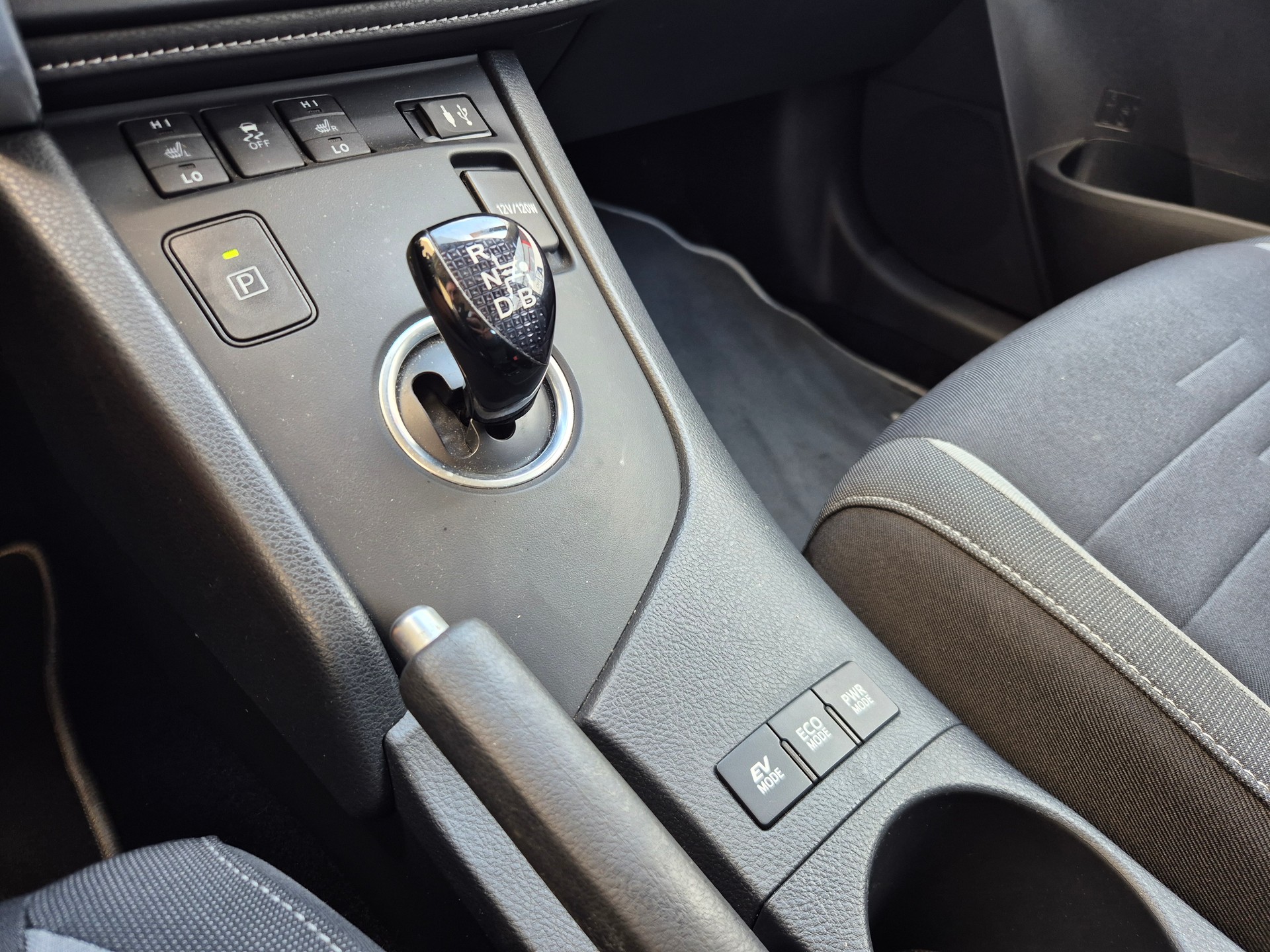 TOYOTA Auris 1.8 HSD Trend e-CVT-image-13