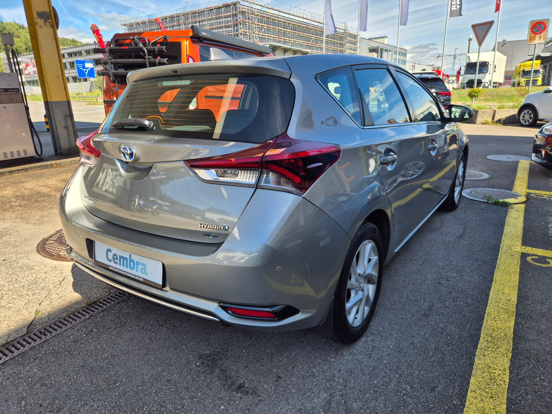 TOYOTA Auris 1.8 HSD Trend e-CVT-image-4