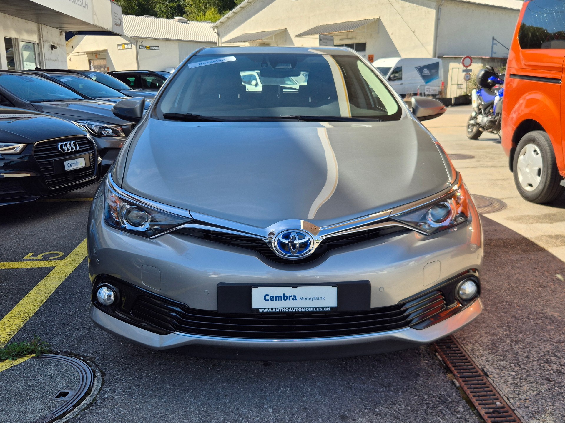 TOYOTA Auris 1.8 HSD Trend e-CVT-image-2