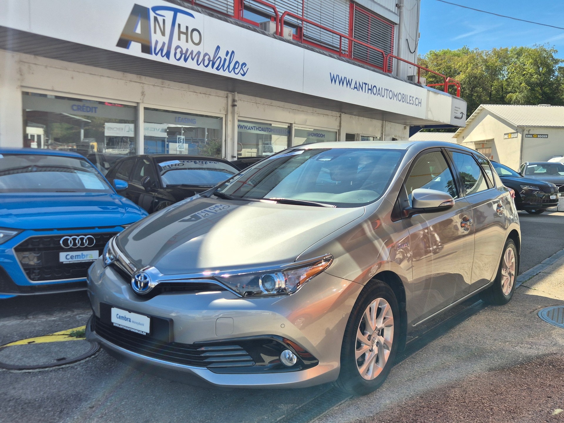 TOYOTA Auris 1.8 HSD Trend e-CVT-image-0
