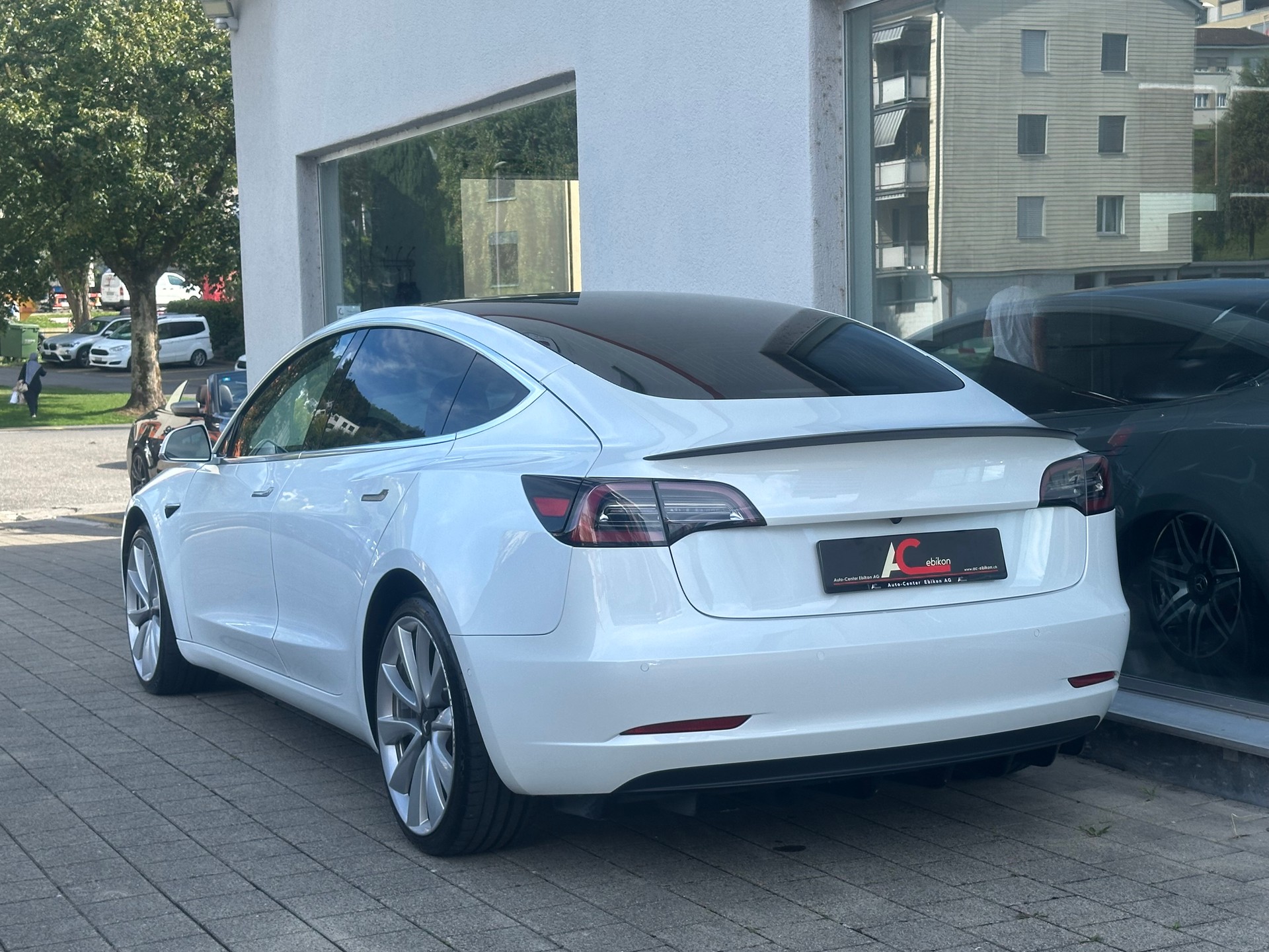 TESLA Model 3 Performance Dual Motor AWD-showroom-element-1