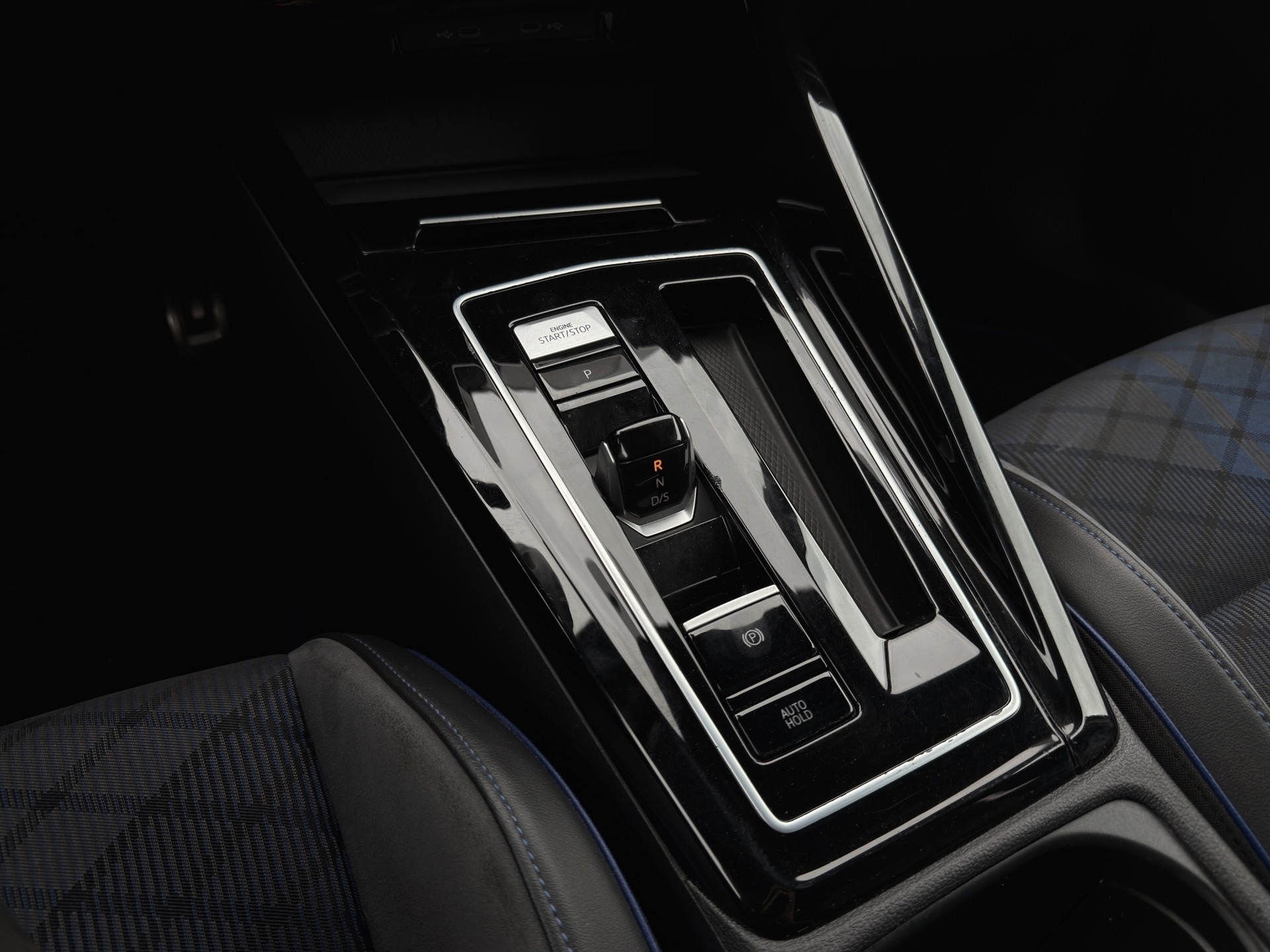 VW Golf 2.0 TSI R DSG 4Motion R Performance-image-15