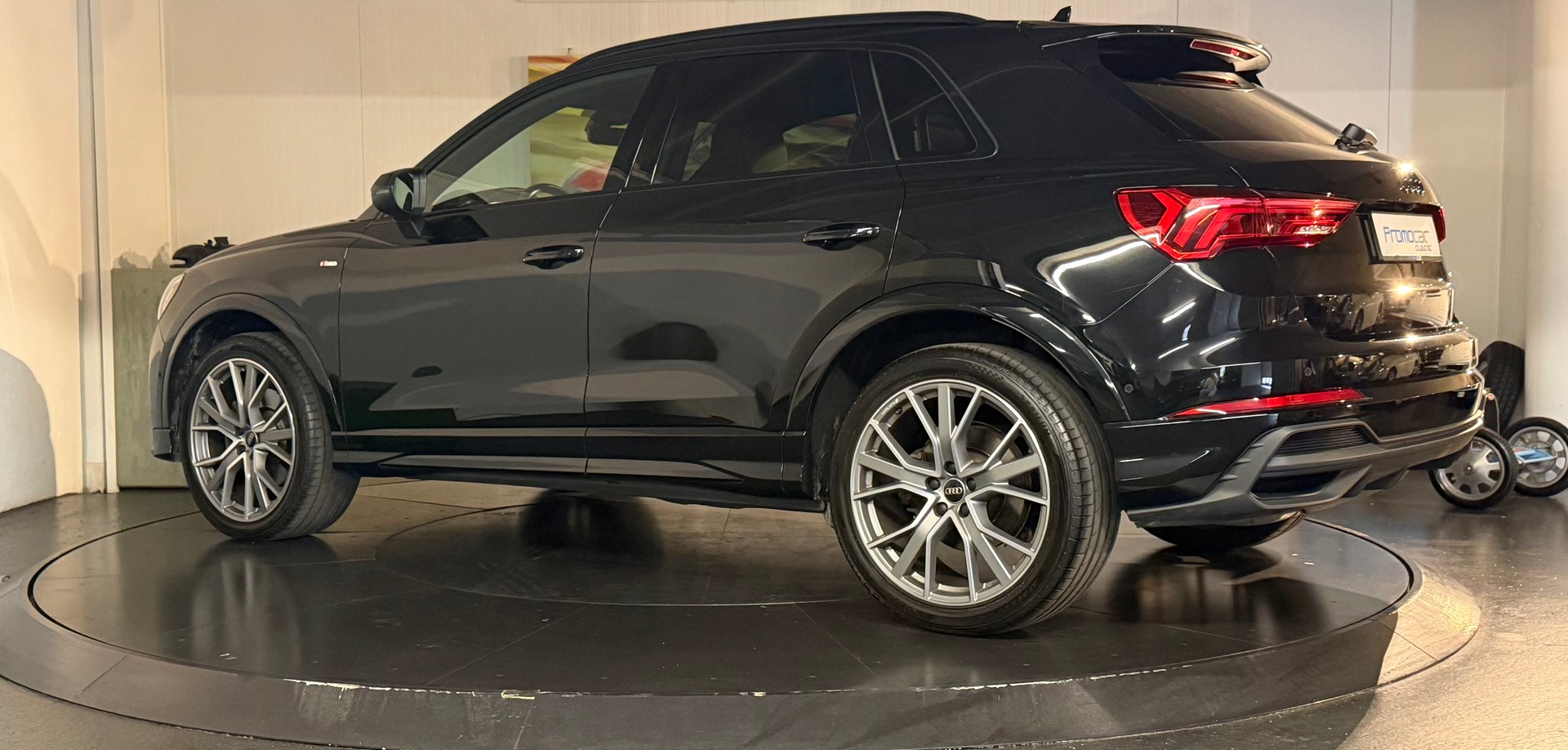 AUDI Q3 40 TFSI S line quattro S-tronic-image-3