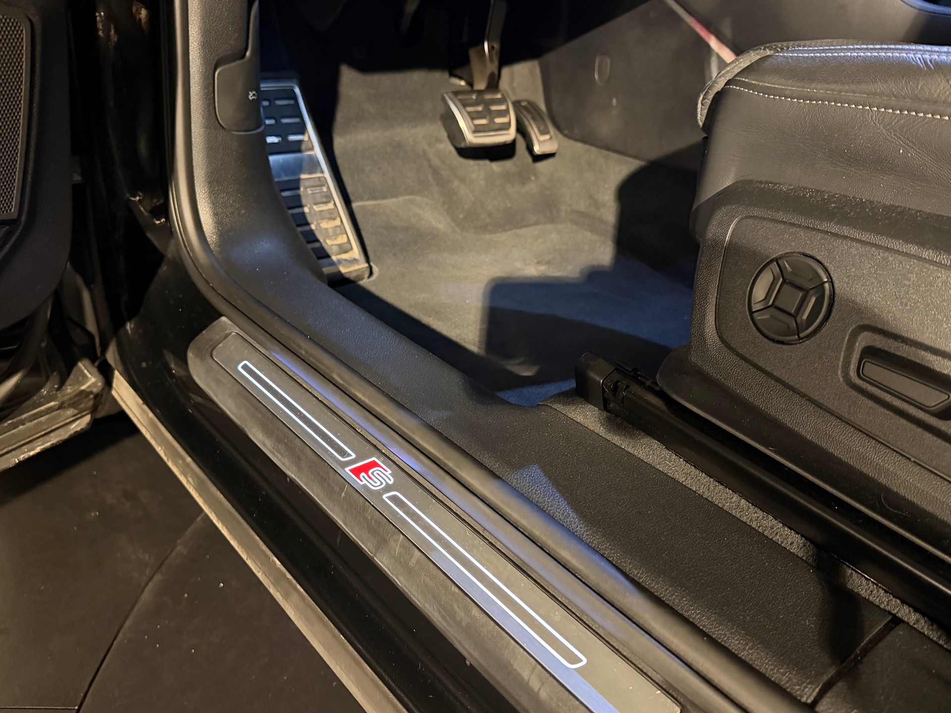 AUDI Q3 40 TFSI S line quattro S-tronic-image-17