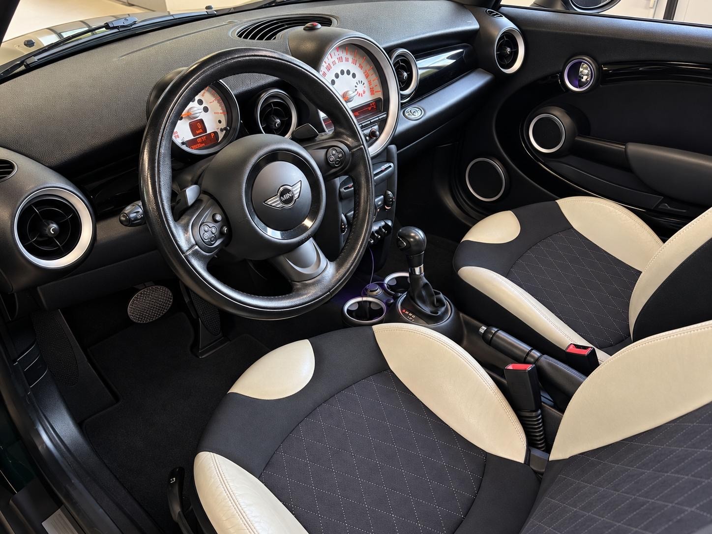 MINI Cooper Cabriolet Steptronic-image-12