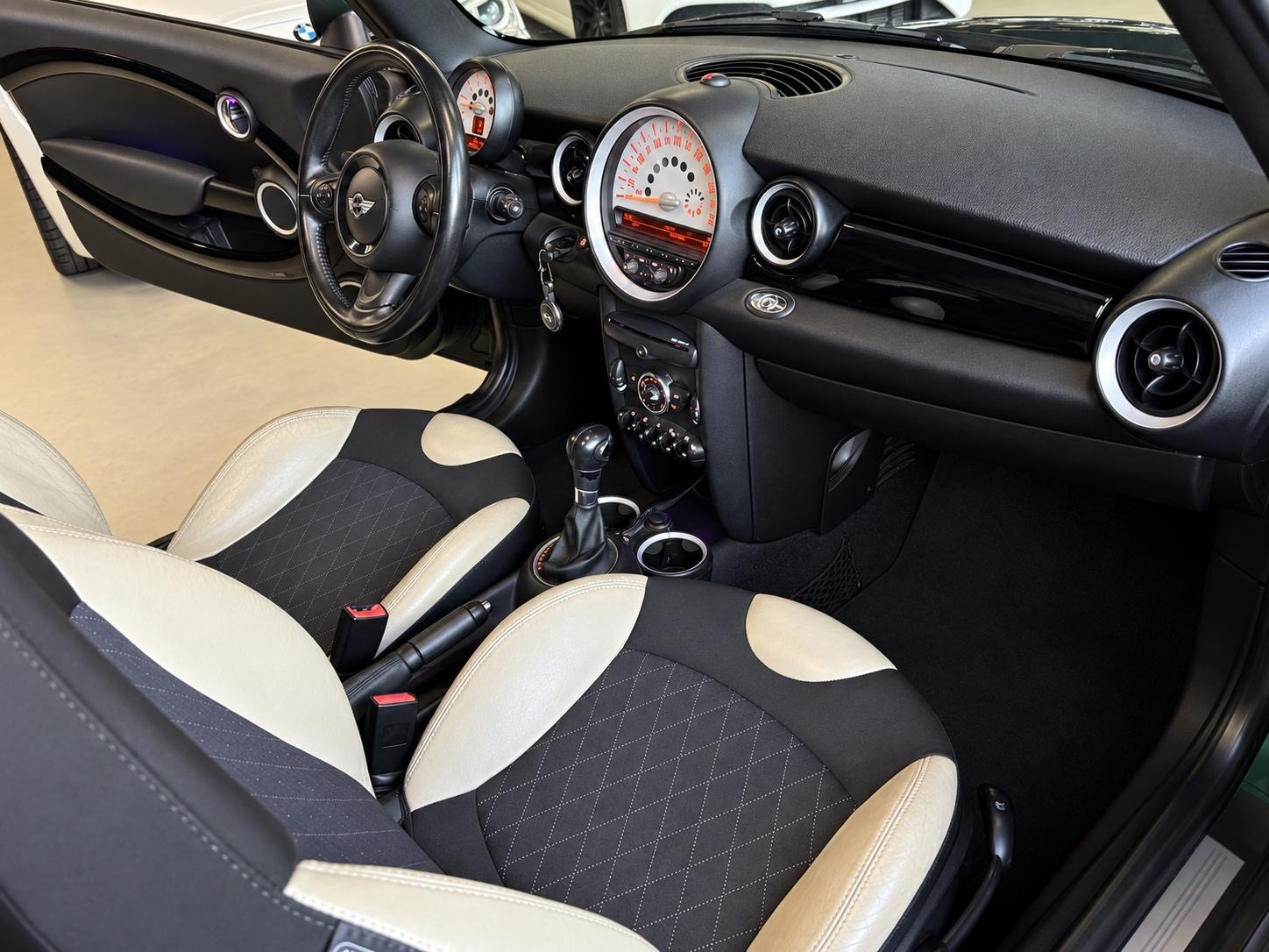MINI Cooper Cabriolet Steptronic-image-11
