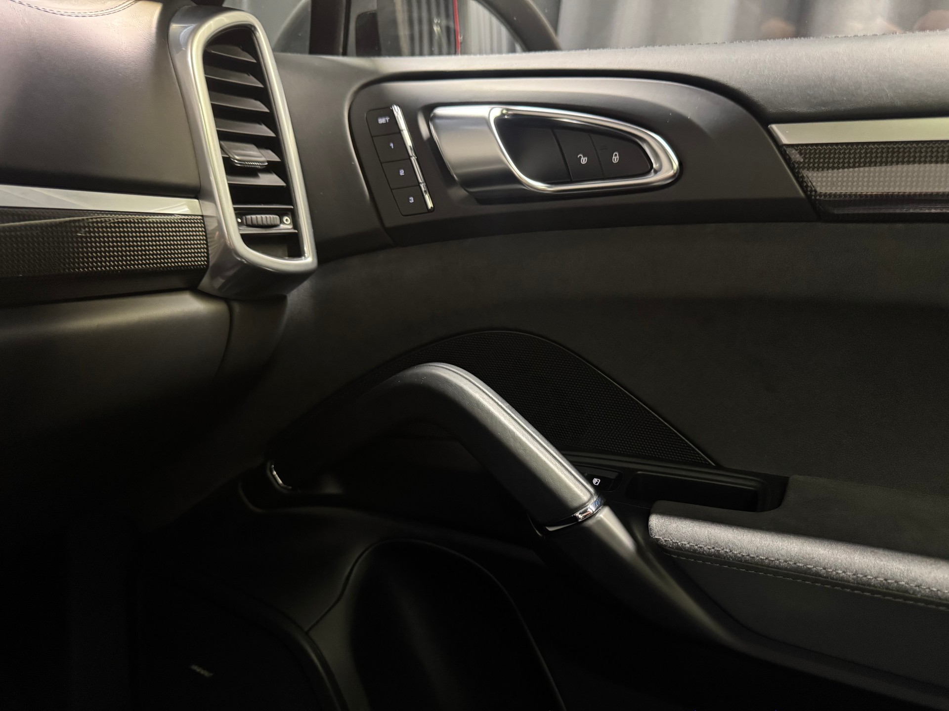 PORSCHE Cayenne GTS (49)-image-16