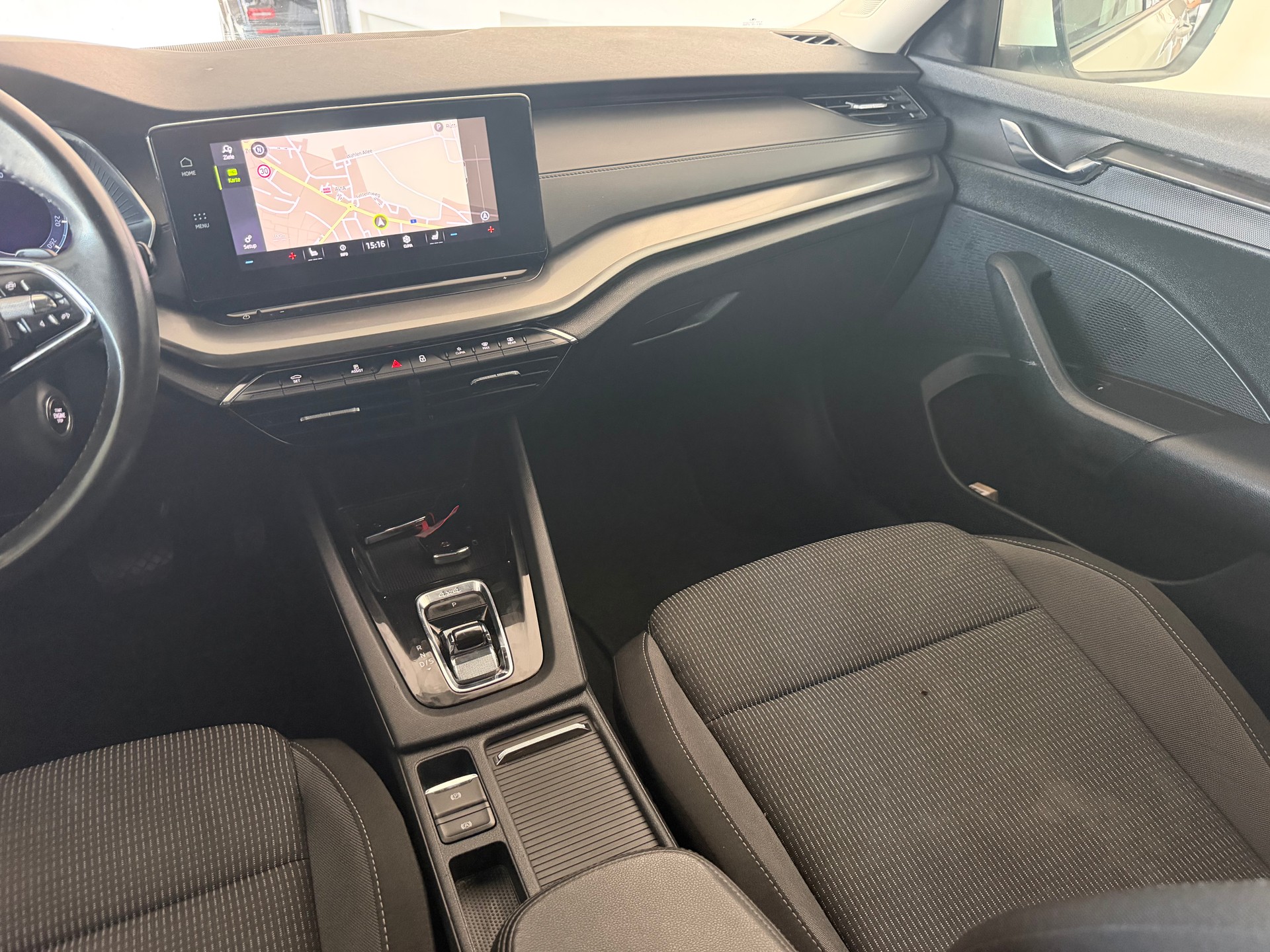 SKODA Octavia Combi 2.0 TDI DSG SportLine 4x4-image-8