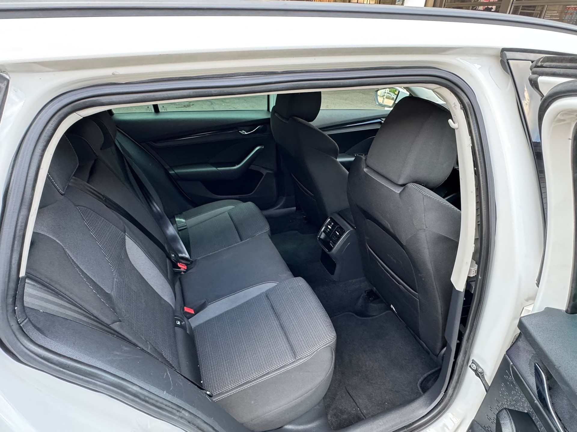 SKODA Octavia Combi 2.0 TDI DSG SportLine 4x4-image-11