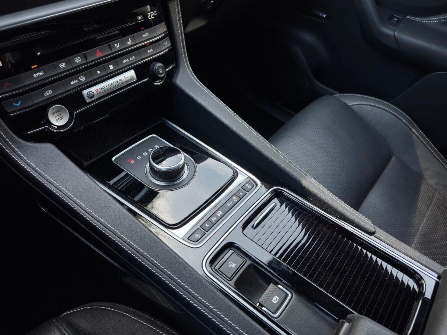 JAGUAR F-Pace 3.0 V6 Prestige AWD Automatik *Panorama-Schiebedach*Carplay*Rückfahrkamera*-image-19
