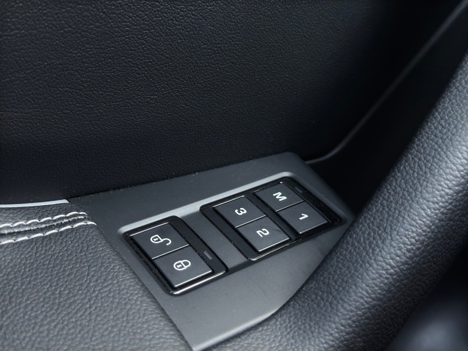 JAGUAR F-Pace 3.0 V6 Prestige AWD Automatik *Panorama-Schiebedach*Carplay*Rückfahrkamera*-image-24