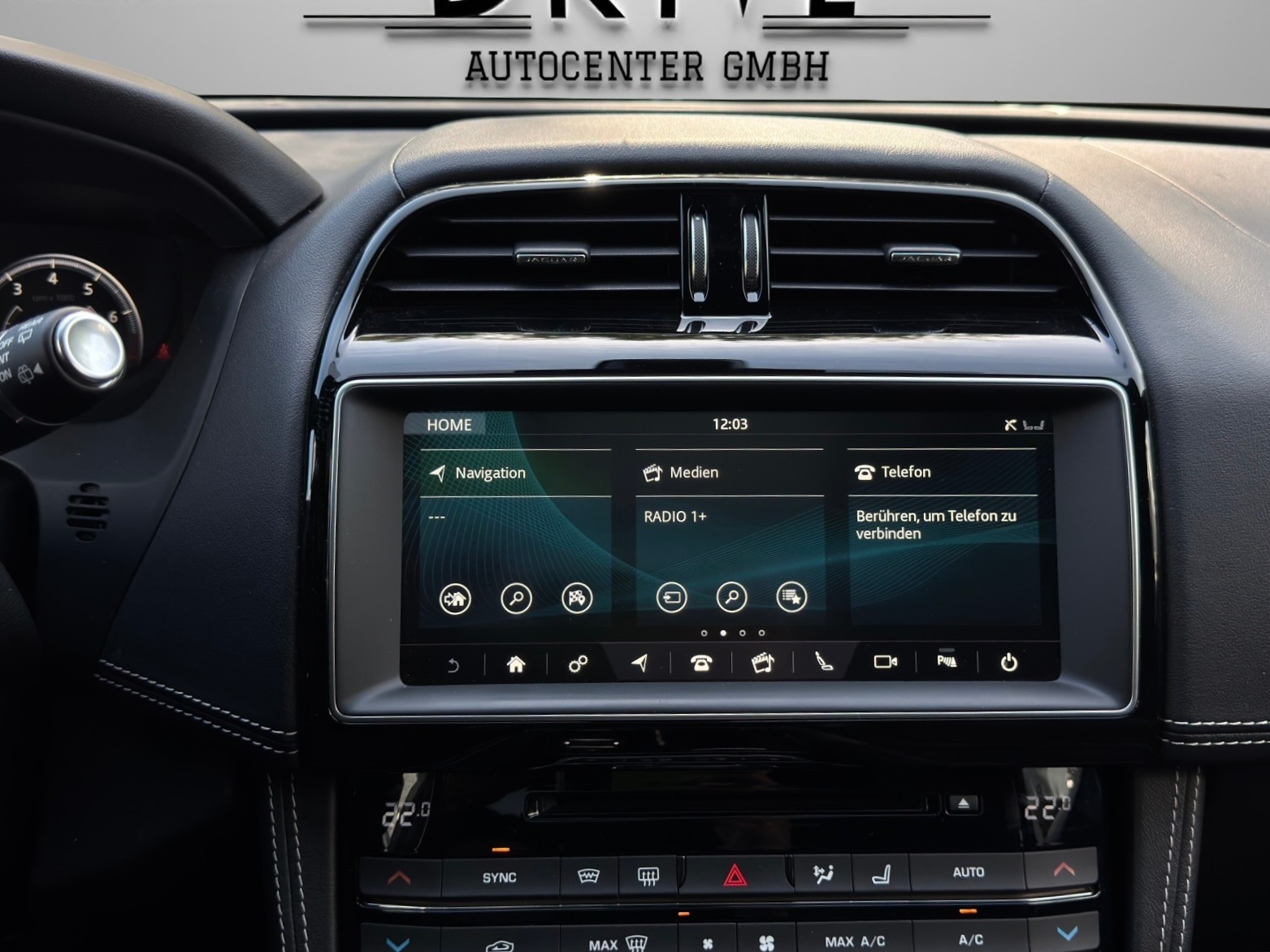 JAGUAR F-Pace 3.0 V6 Prestige AWD Automatik *Panorama-Schiebedach*Carplay*Rückfahrkamera*-image-13