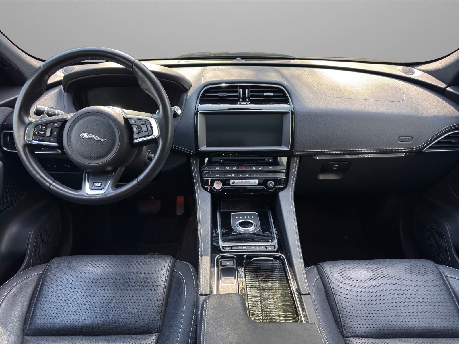 JAGUAR F-Pace 3.0 V6 Prestige AWD Automatik *Panorama-Schiebedach*Carplay*Rückfahrkamera*-image-8