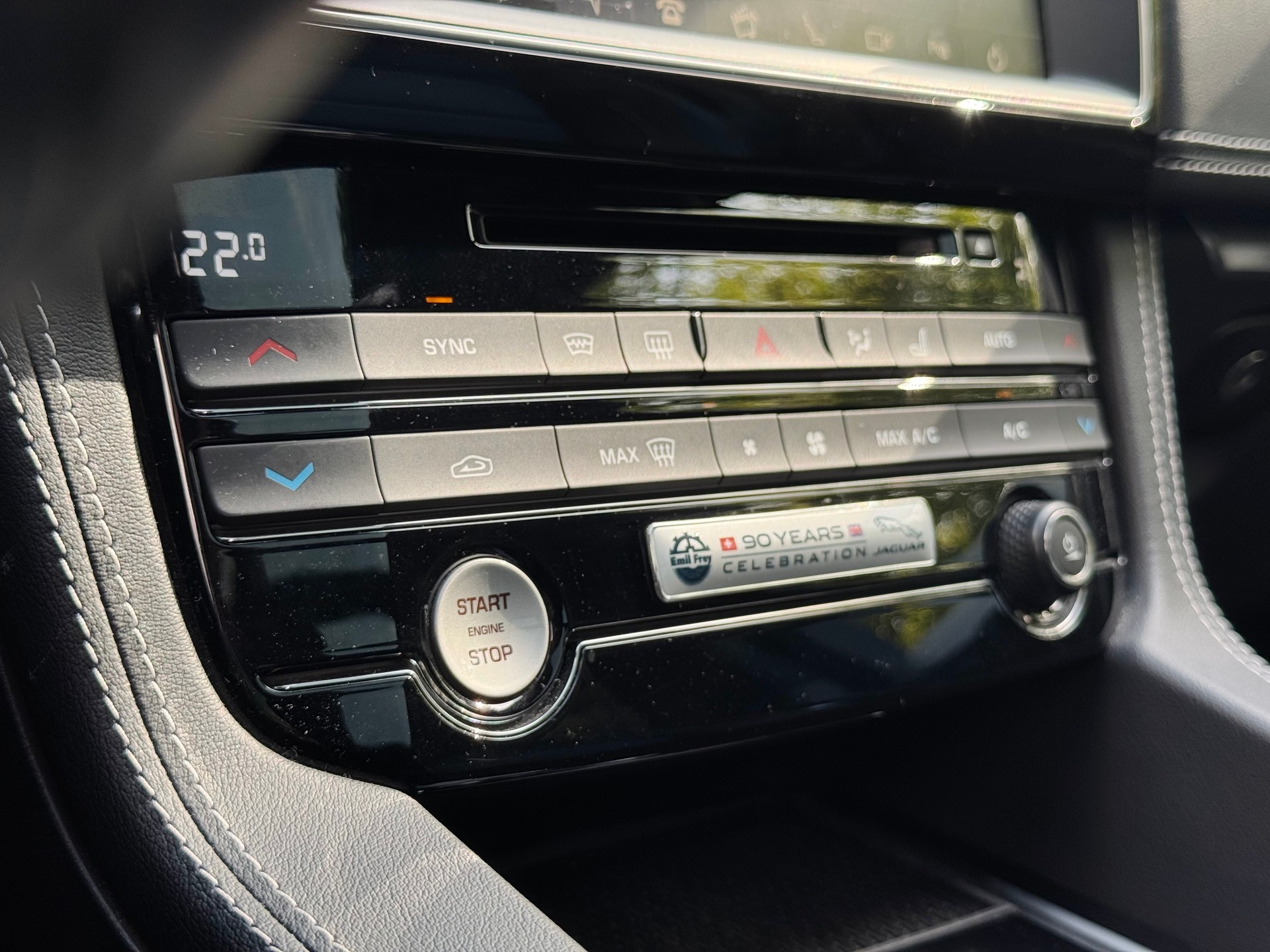 JAGUAR F-Pace 3.0 V6 Prestige AWD Automatik *Panorama-Schiebedach*Carplay*Rückfahrkamera*-image-20